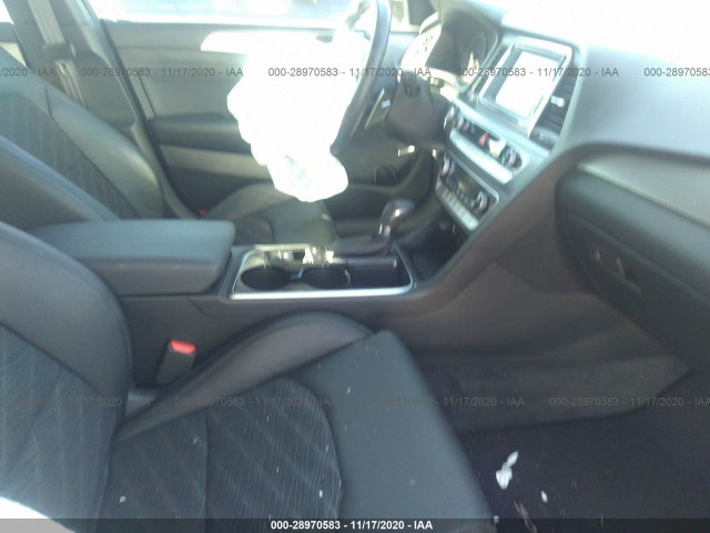 Photo 4 VIN: 5NPE34AF9KH792002 - HYUNDAI SONATA 