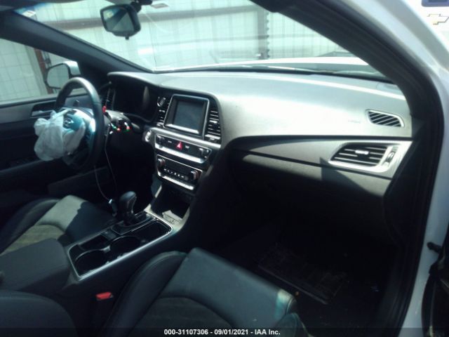 Photo 4 VIN: 5NPE34AF9KH817707 - HYUNDAI SONATA 