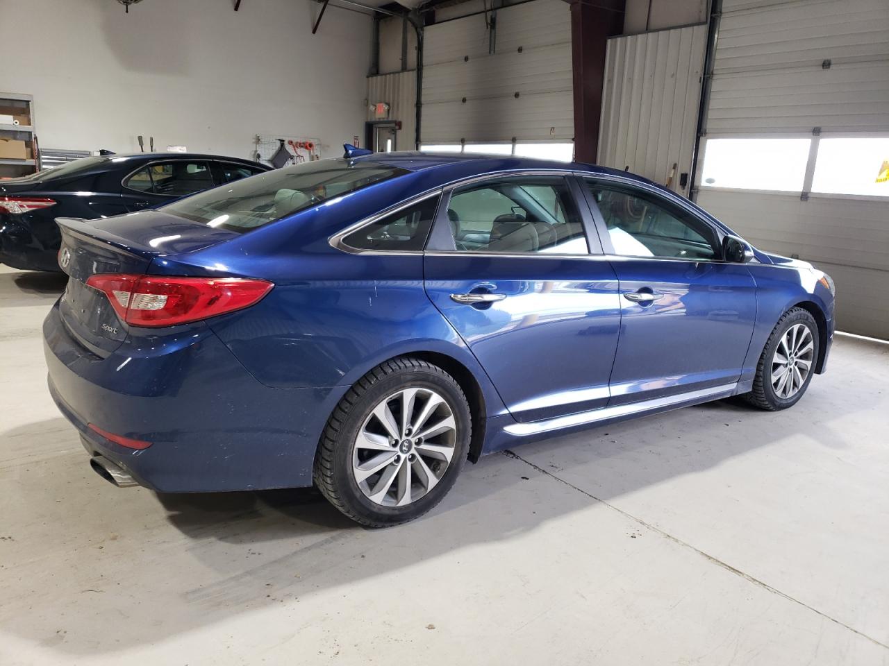 Photo 2 VIN: 5NPE34AFXGH325842 - HYUNDAI SONATA 