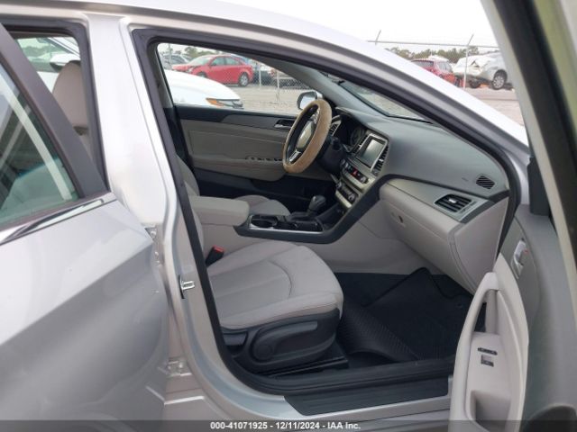 Photo 4 VIN: 5NPE34AFXJH610015 - HYUNDAI SONATA 