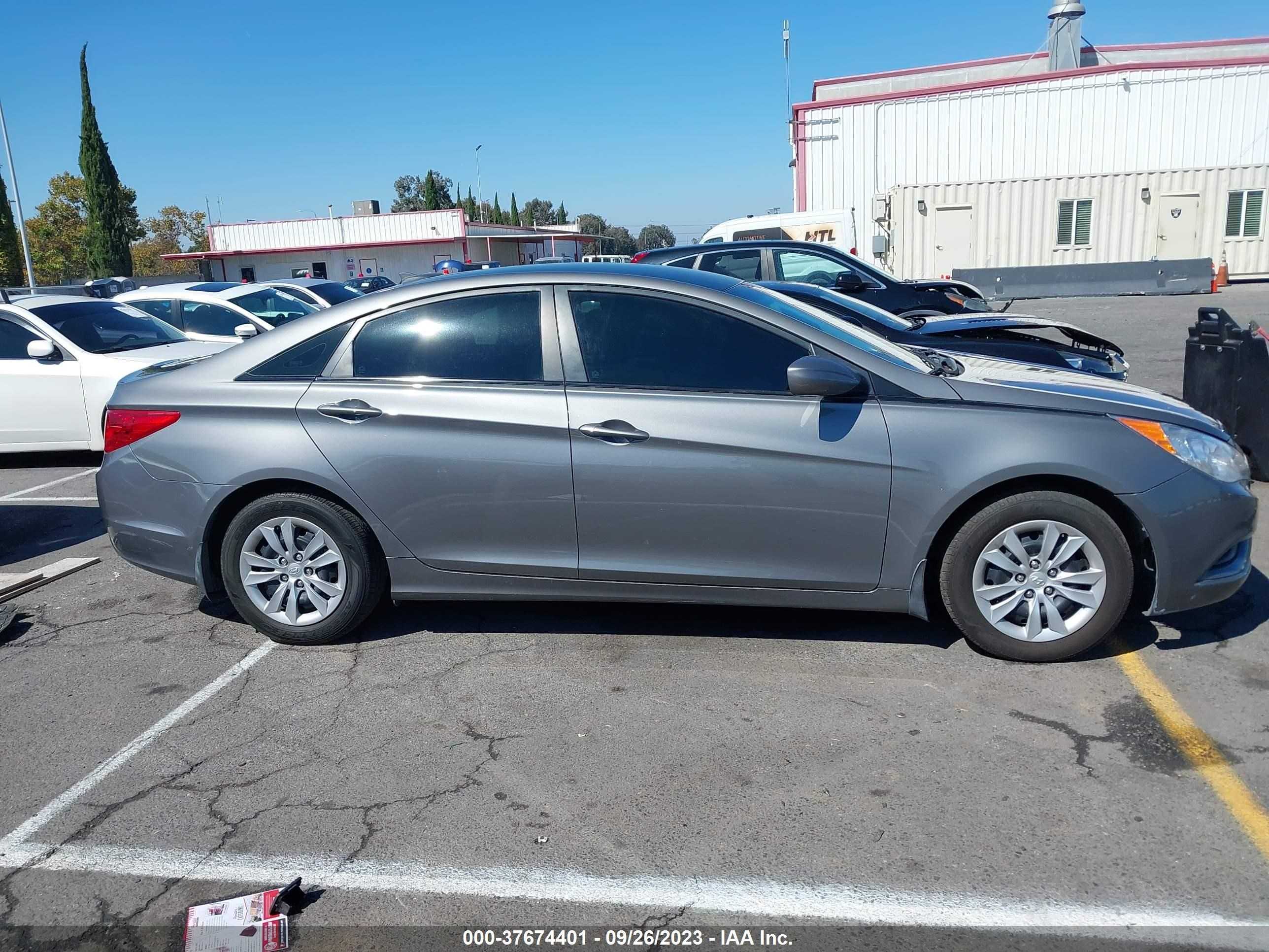 Photo 12 VIN: 5NPEB4AC0DH511233 - HYUNDAI SONATA 