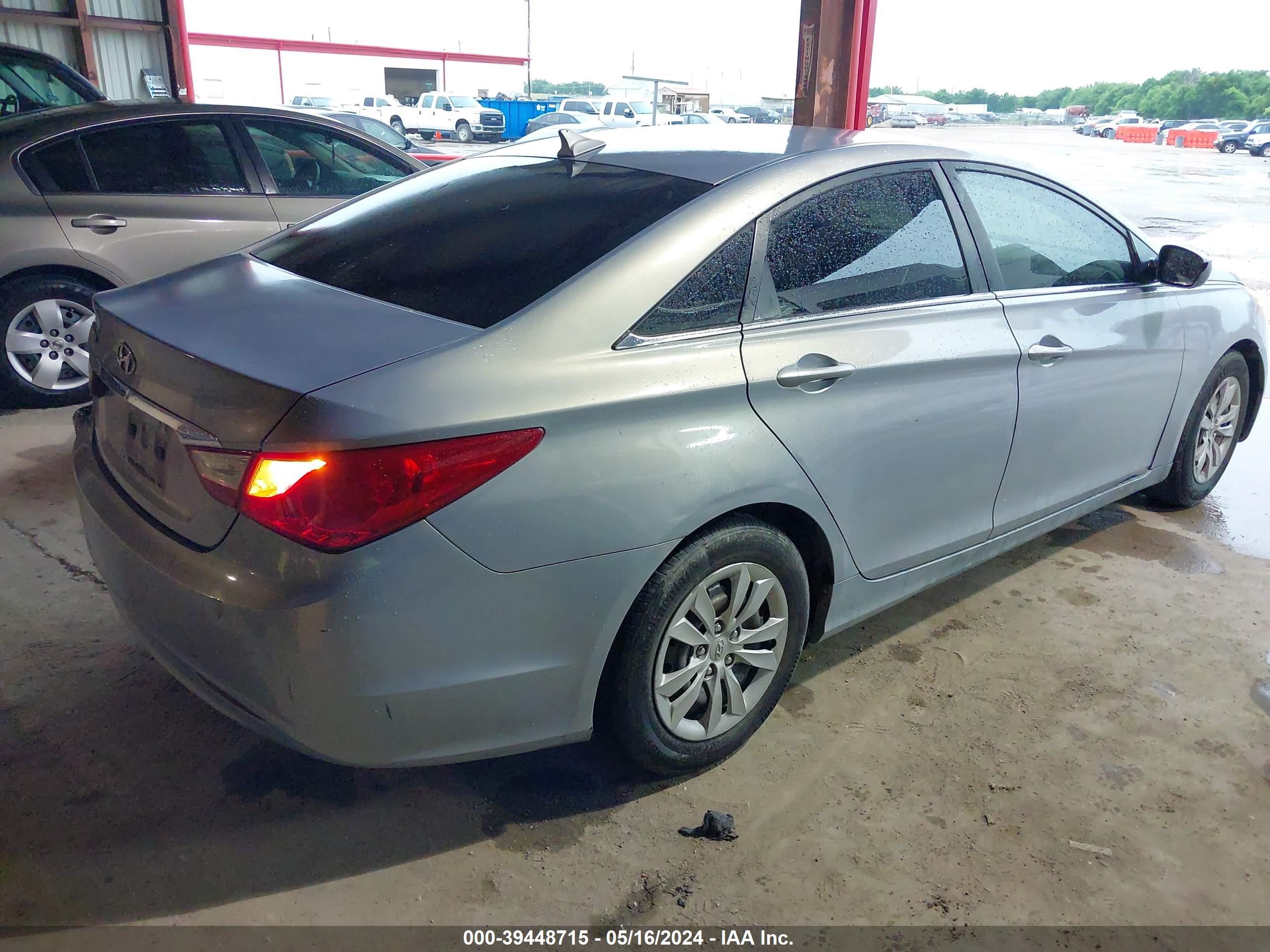 Photo 3 VIN: 5NPEB4AC2BH024080 - HYUNDAI SONATA 