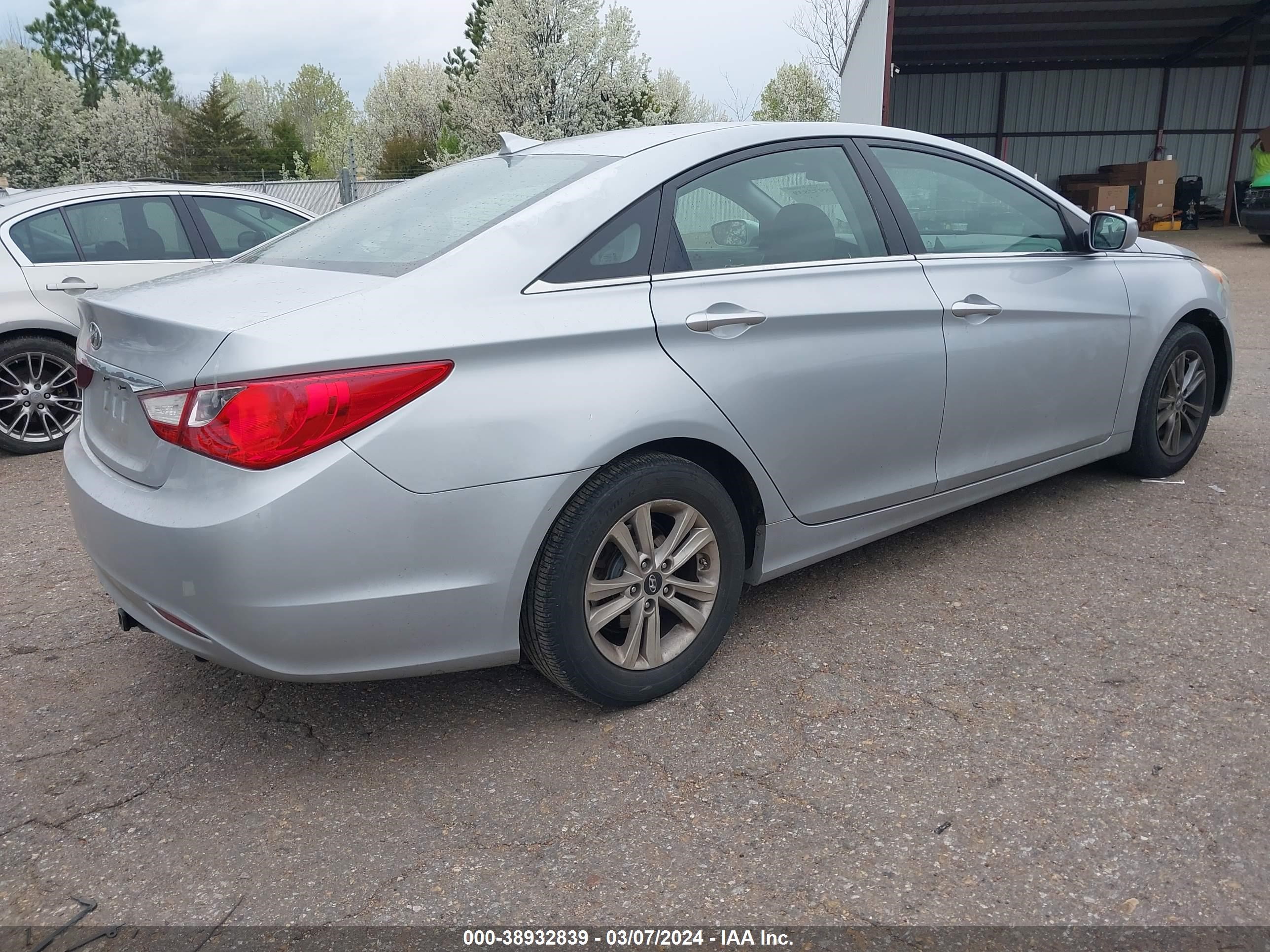 Photo 3 VIN: 5NPEB4AC2CH434217 - HYUNDAI SONATA 