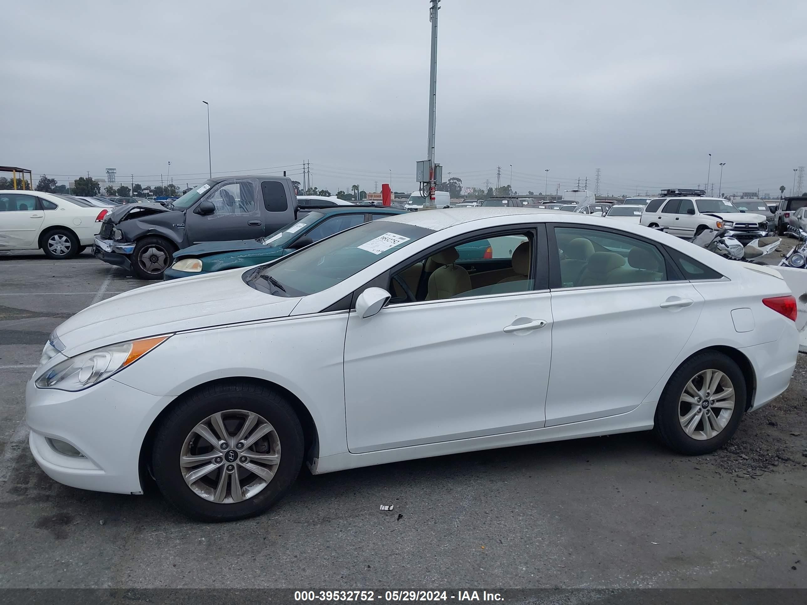 Photo 12 VIN: 5NPEB4AC2DH596477 - HYUNDAI SONATA 