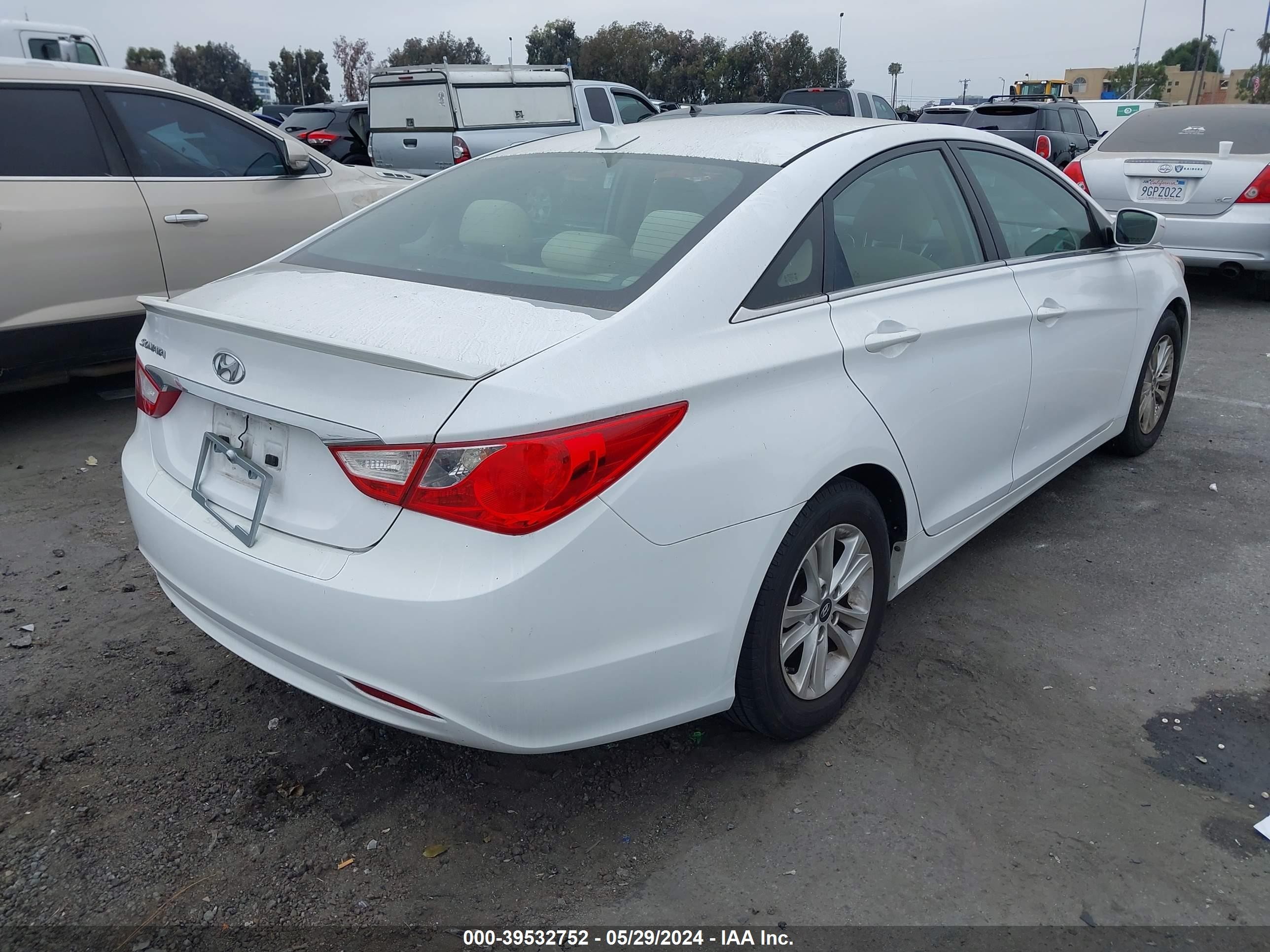 Photo 3 VIN: 5NPEB4AC2DH596477 - HYUNDAI SONATA 