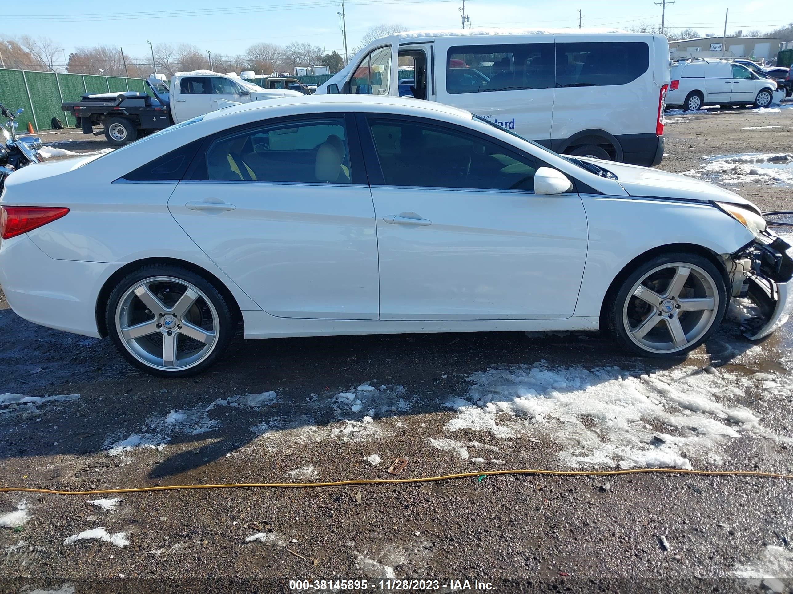 Photo 12 VIN: 5NPEB4AC3CH329413 - HYUNDAI SONATA 