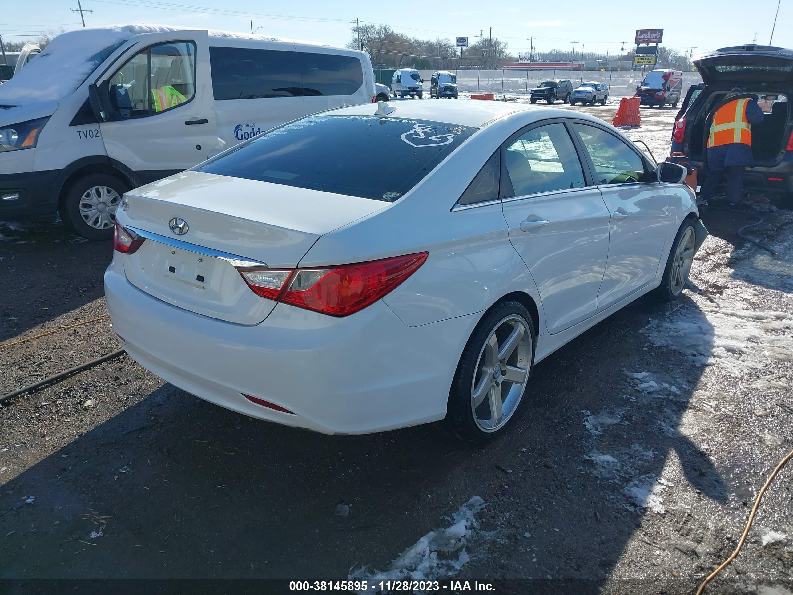 Photo 3 VIN: 5NPEB4AC3CH329413 - HYUNDAI SONATA 