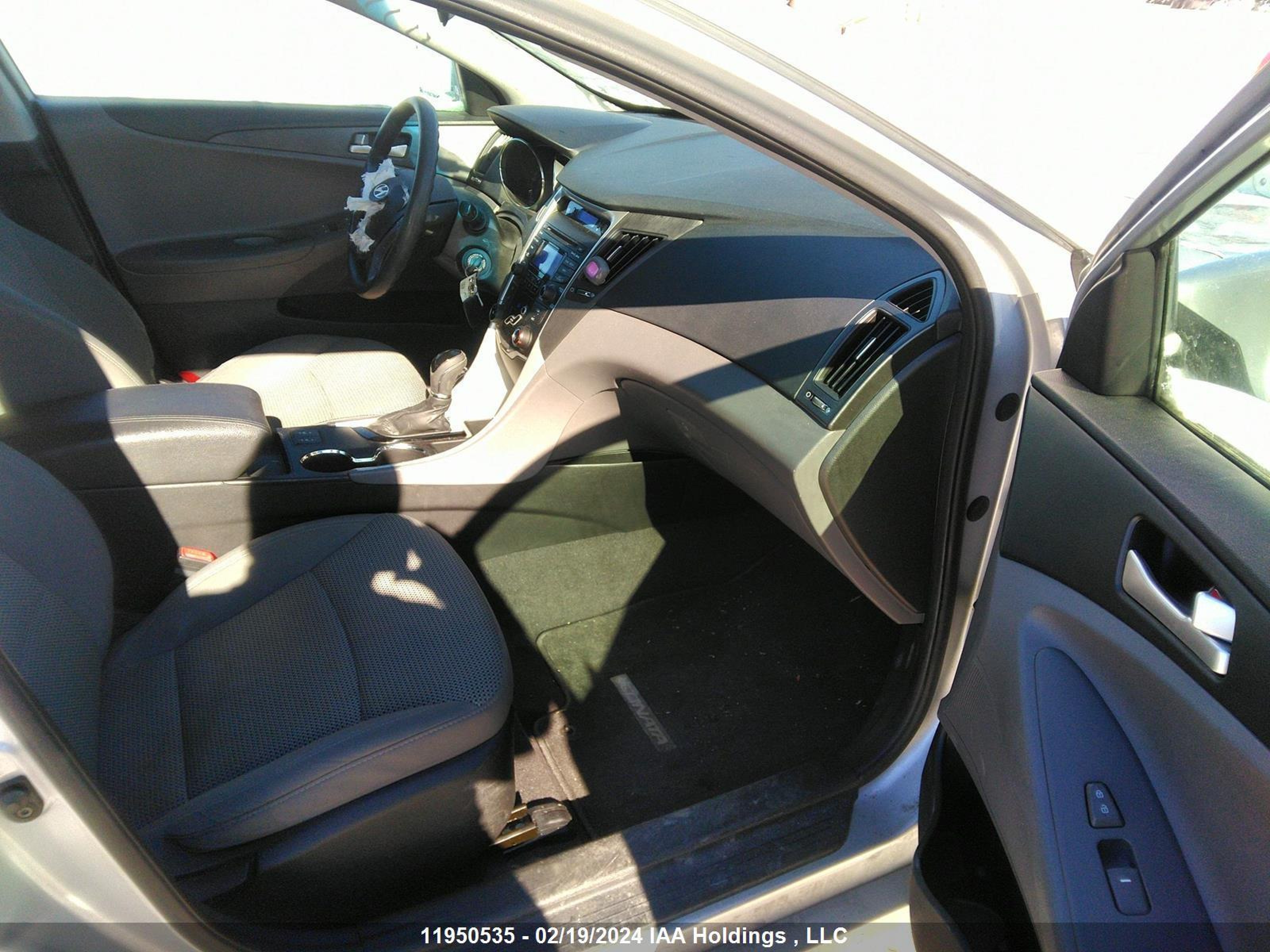 Photo 4 VIN: 5NPEB4AC3CH412467 - HYUNDAI SONATA 