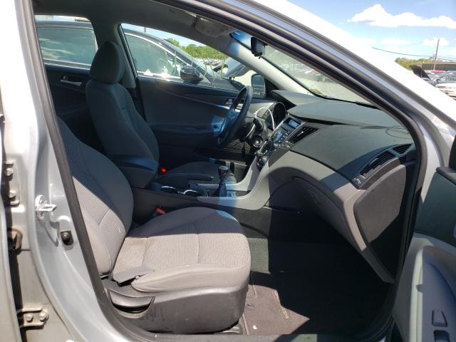 Photo 4 VIN: 5NPEB4AC3CH497696 - HYUNDAI SONATA GLS 