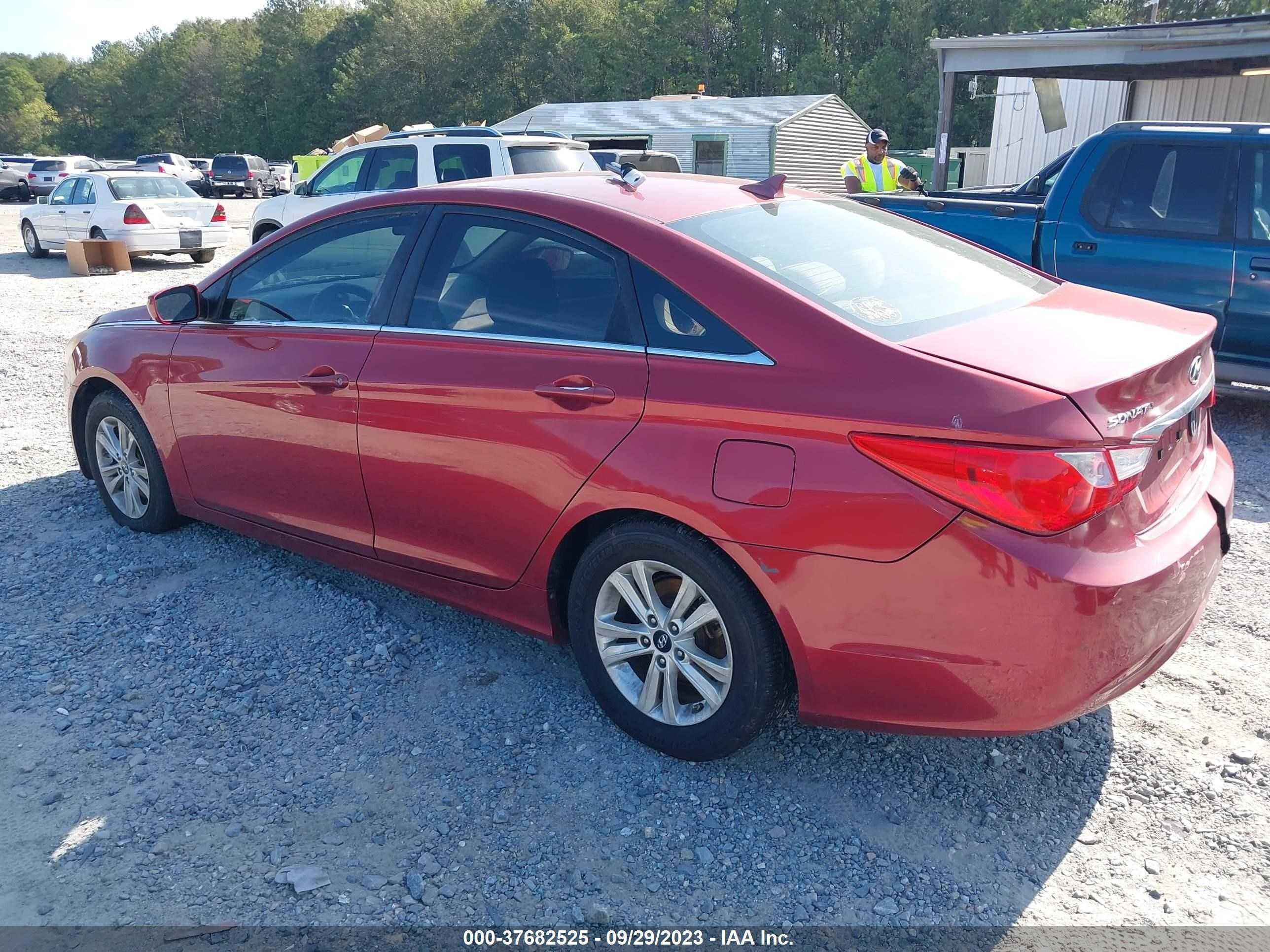 Photo 2 VIN: 5NPEB4AC4BH165152 - HYUNDAI SONATA 