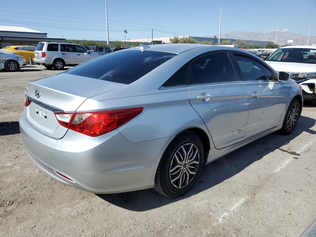 Photo 2 VIN: 5NPEB4AC4CH445011 - HYUNDAI SONATA 