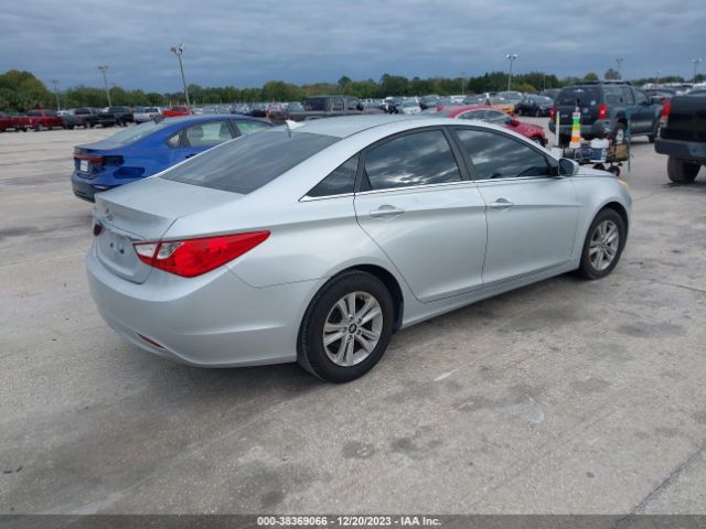 Photo 3 VIN: 5NPEB4AC4DH566686 - HYUNDAI SONATA 