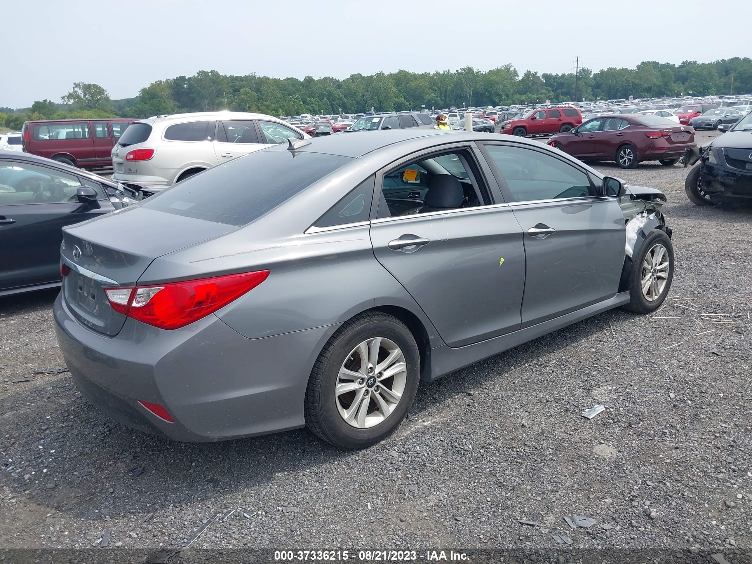 Photo 3 VIN: 5NPEB4AC4EH881327 - HYUNDAI SONATA 