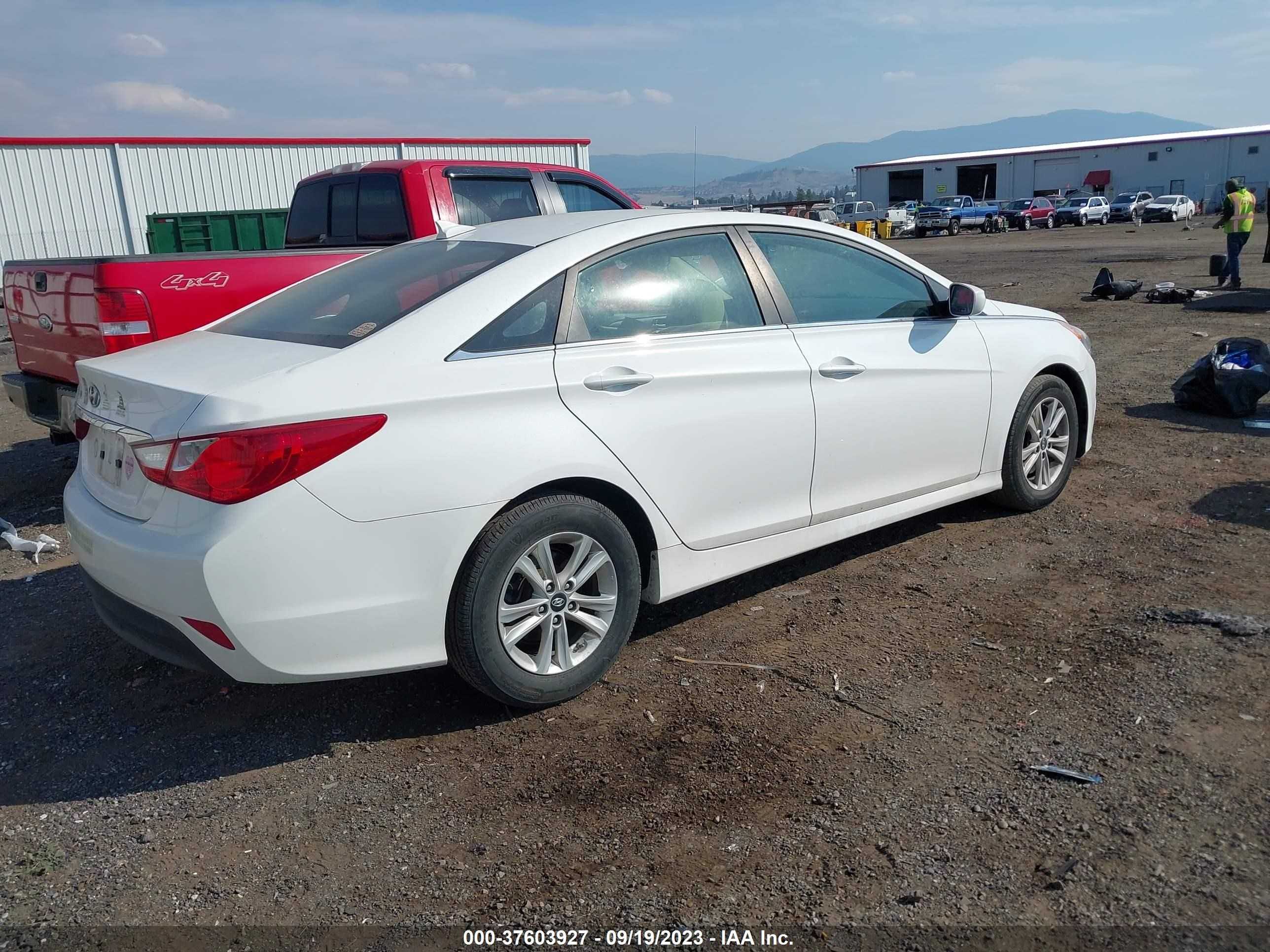 Photo 3 VIN: 5NPEB4AC4EH924645 - HYUNDAI SONATA 