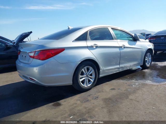 Photo 3 VIN: 5NPEB4AC6DH769661 - HYUNDAI SONATA 