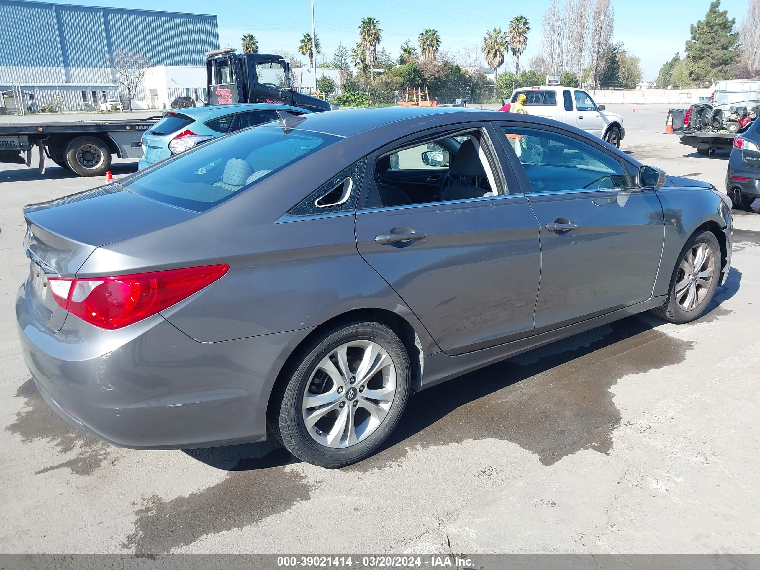 Photo 3 VIN: 5NPEB4AC7BH041943 - HYUNDAI SONATA 