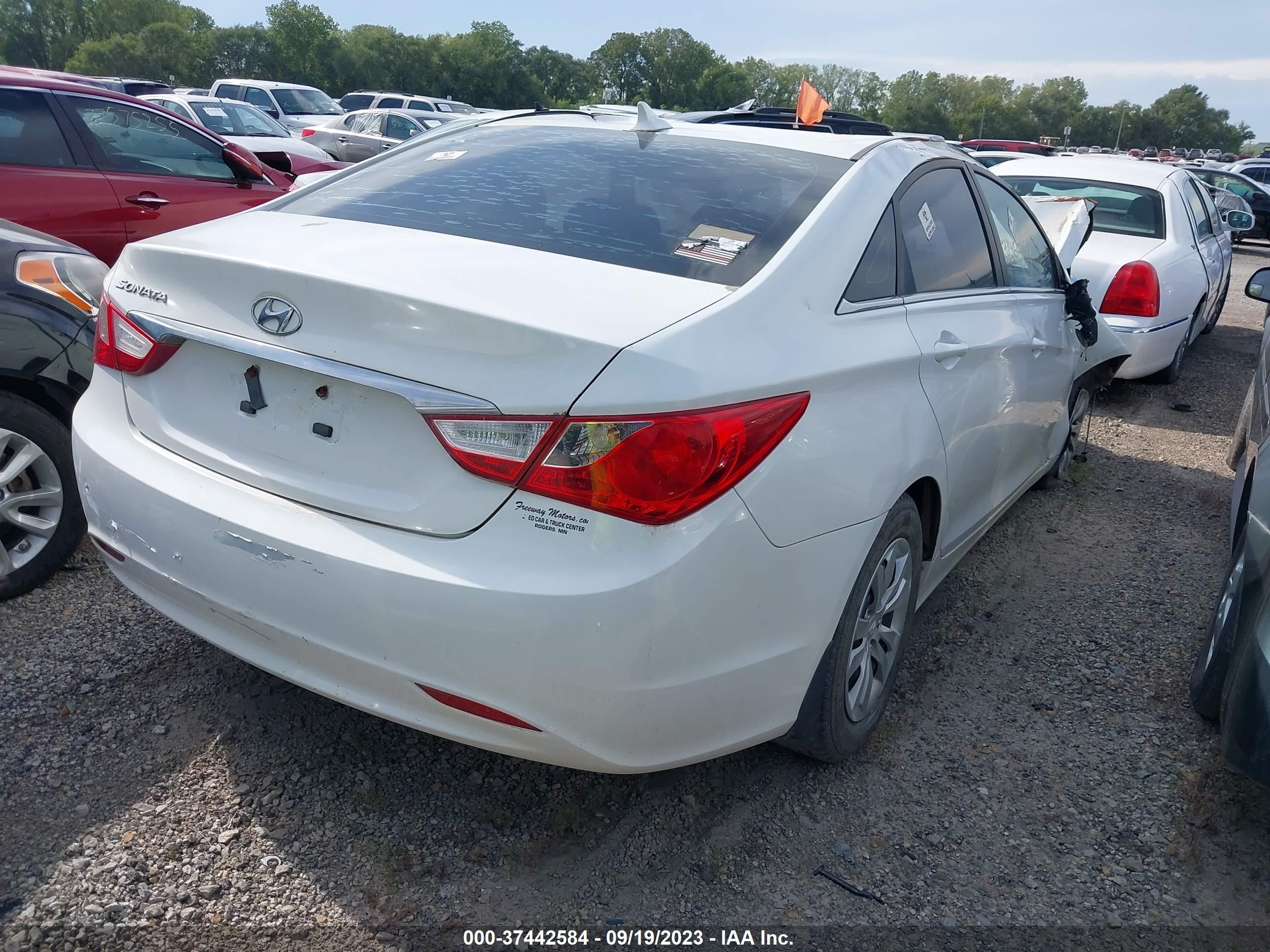 Photo 3 VIN: 5NPEB4AC7BH175304 - HYUNDAI SONATA 