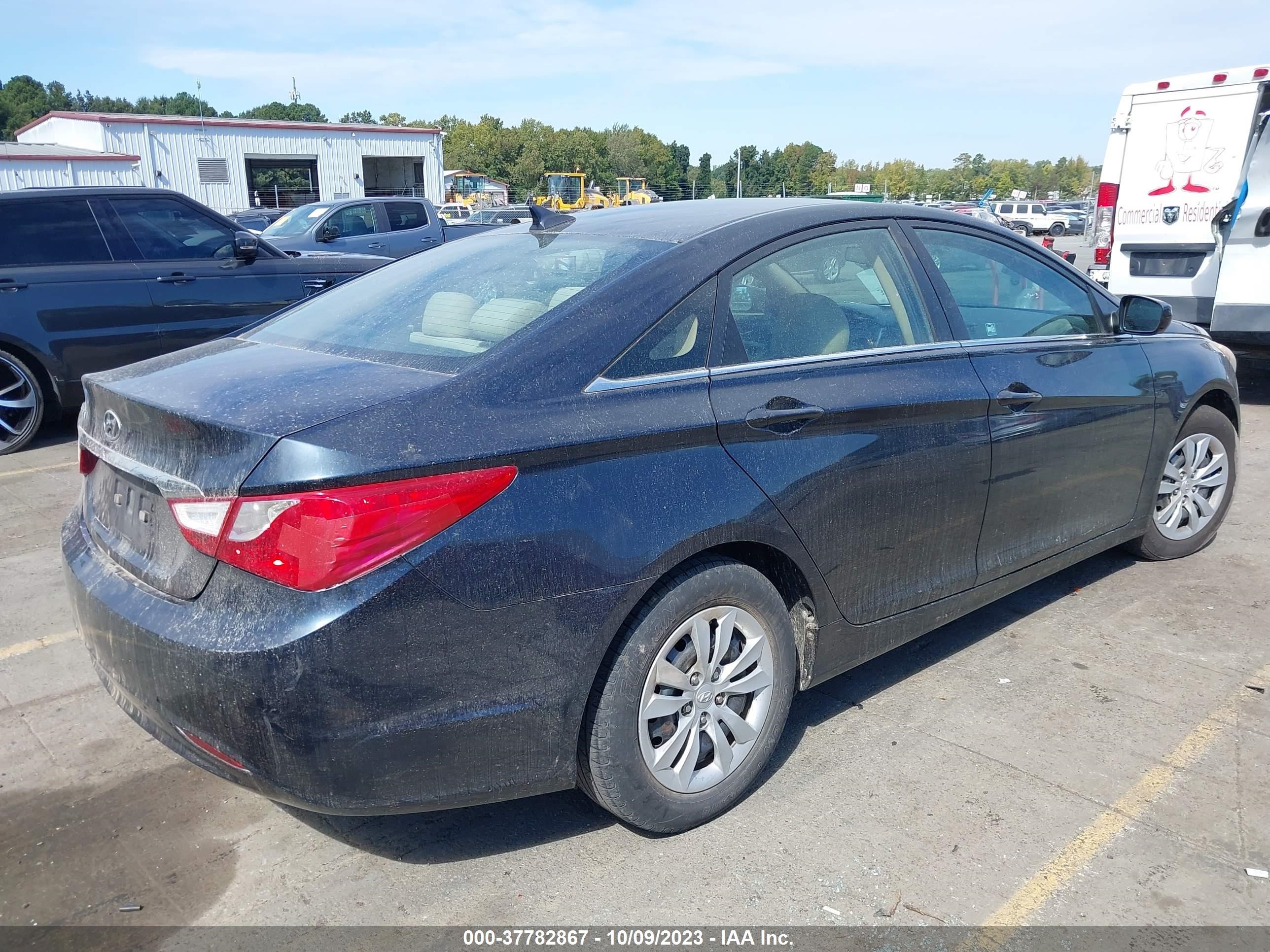 Photo 3 VIN: 5NPEB4AC9BH003243 - HYUNDAI SONATA 