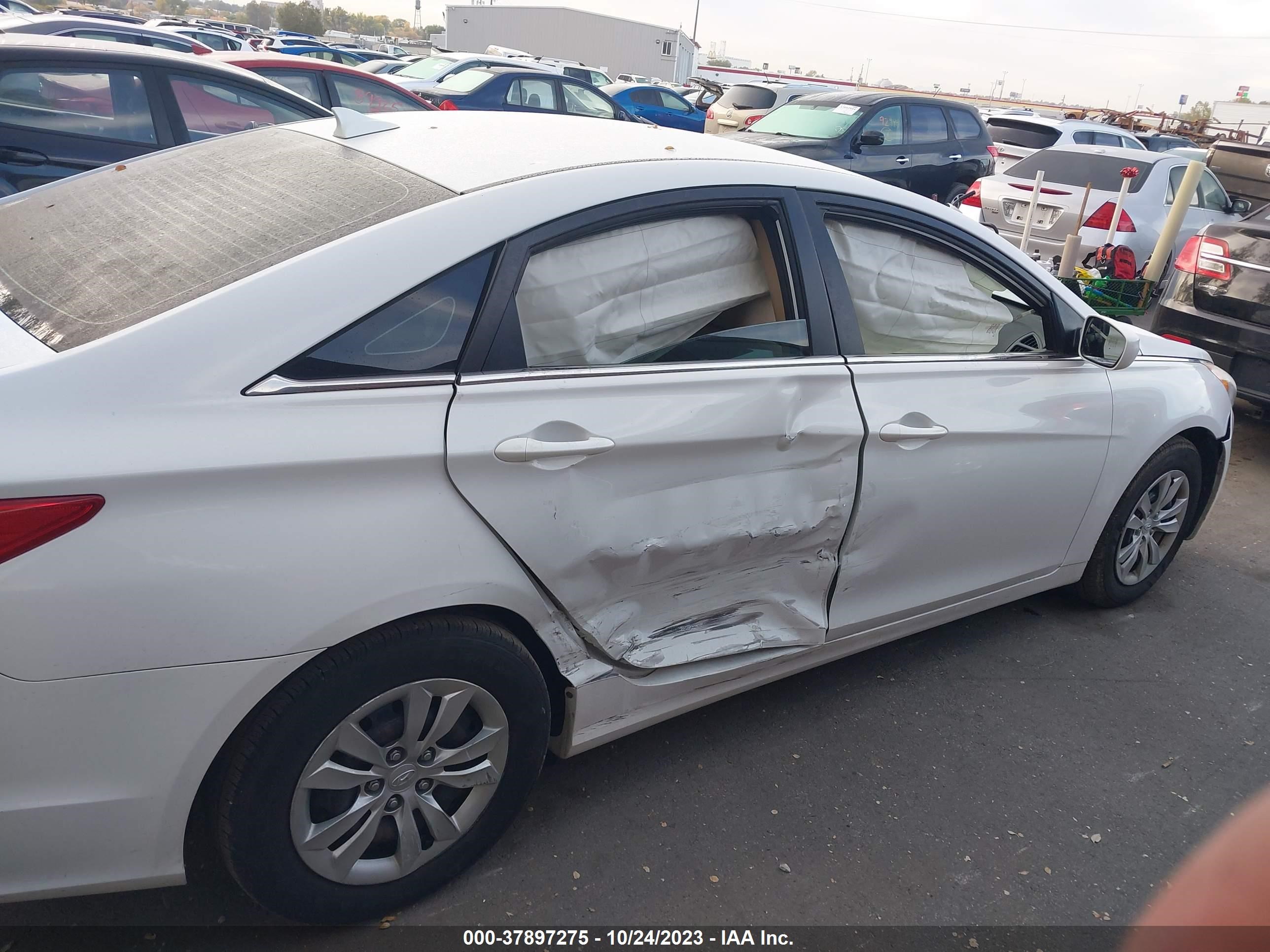 Photo 13 VIN: 5NPEB4AC9CH400047 - HYUNDAI SONATA 