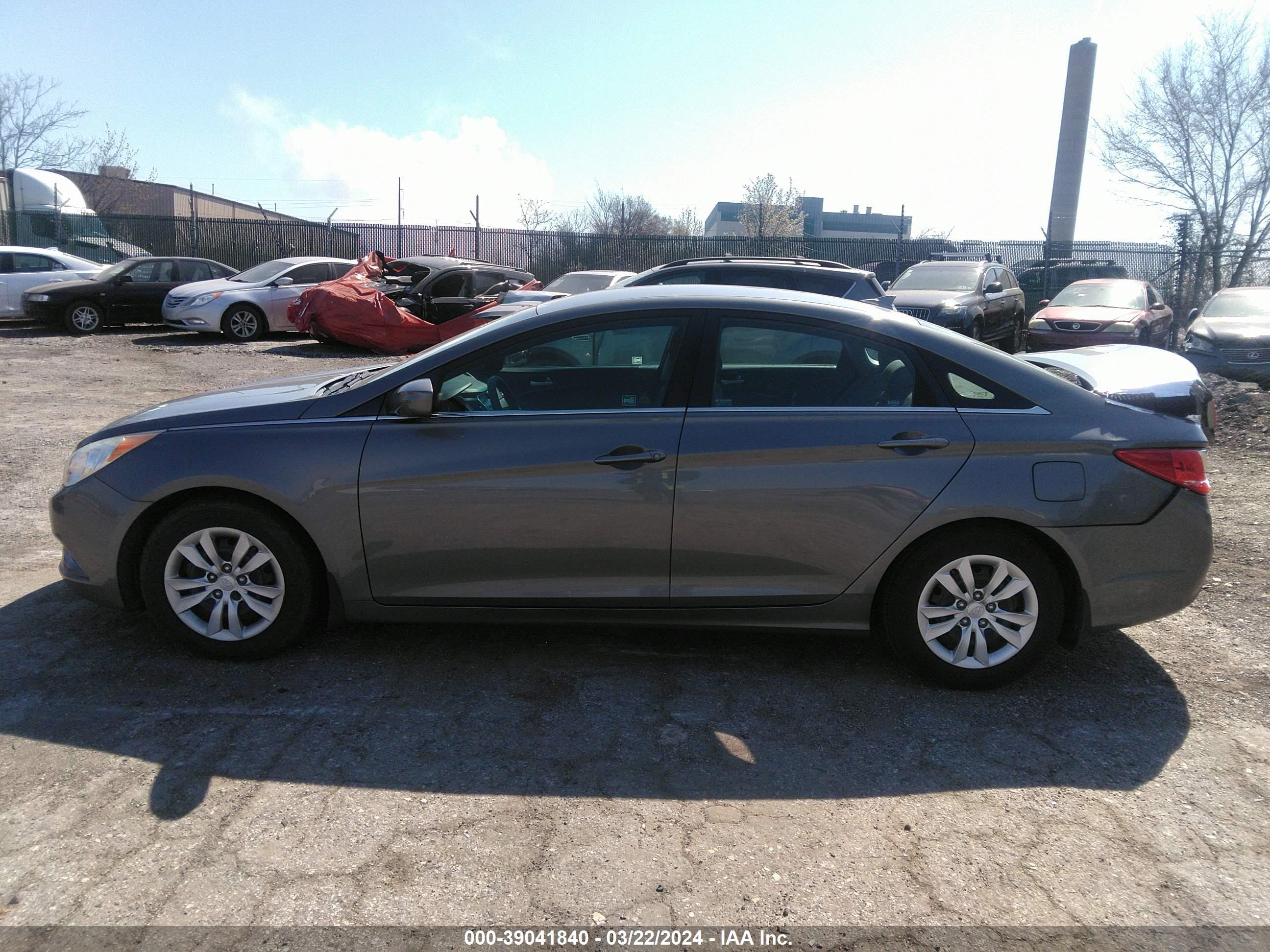 Photo 13 VIN: 5NPEB4AC9DH520528 - HYUNDAI SONATA 