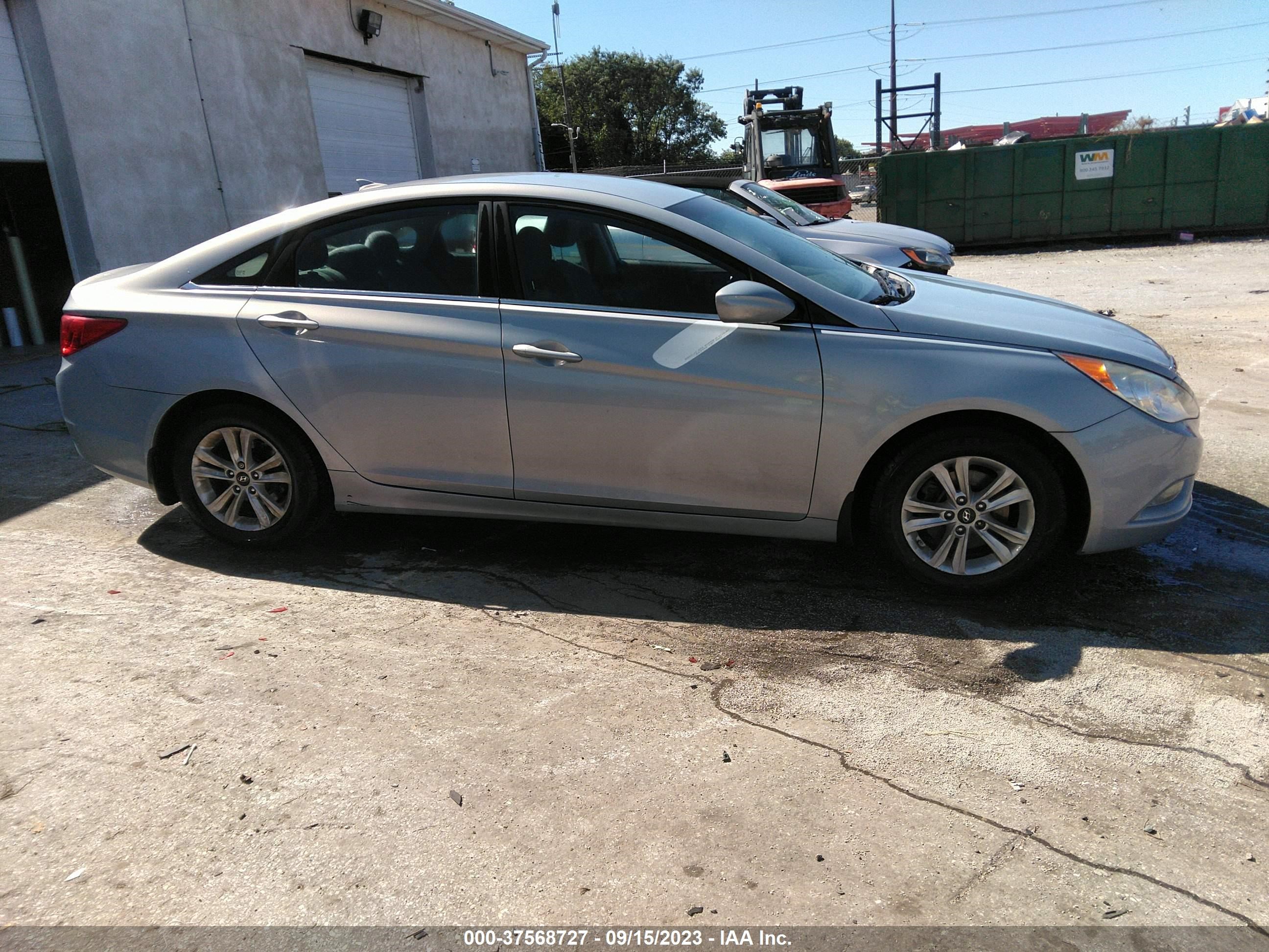 Photo 12 VIN: 5NPEB4AC9DH618975 - HYUNDAI SONATA 