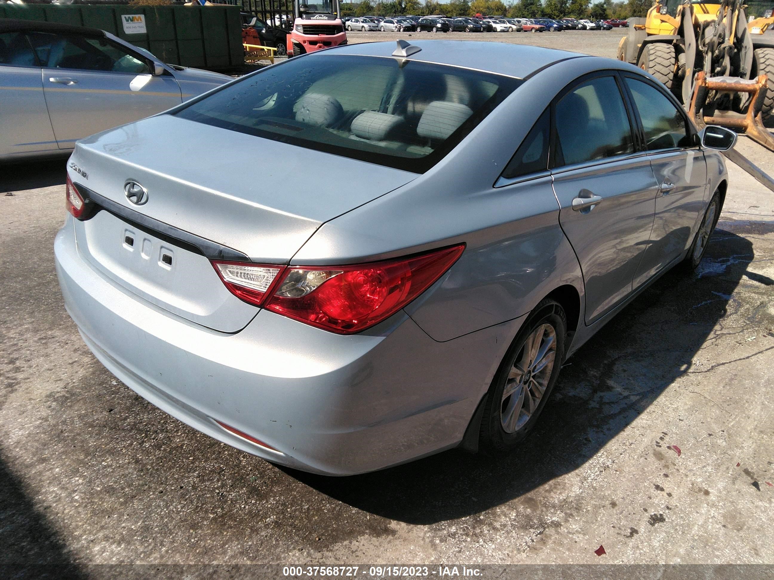 Photo 3 VIN: 5NPEB4AC9DH618975 - HYUNDAI SONATA 