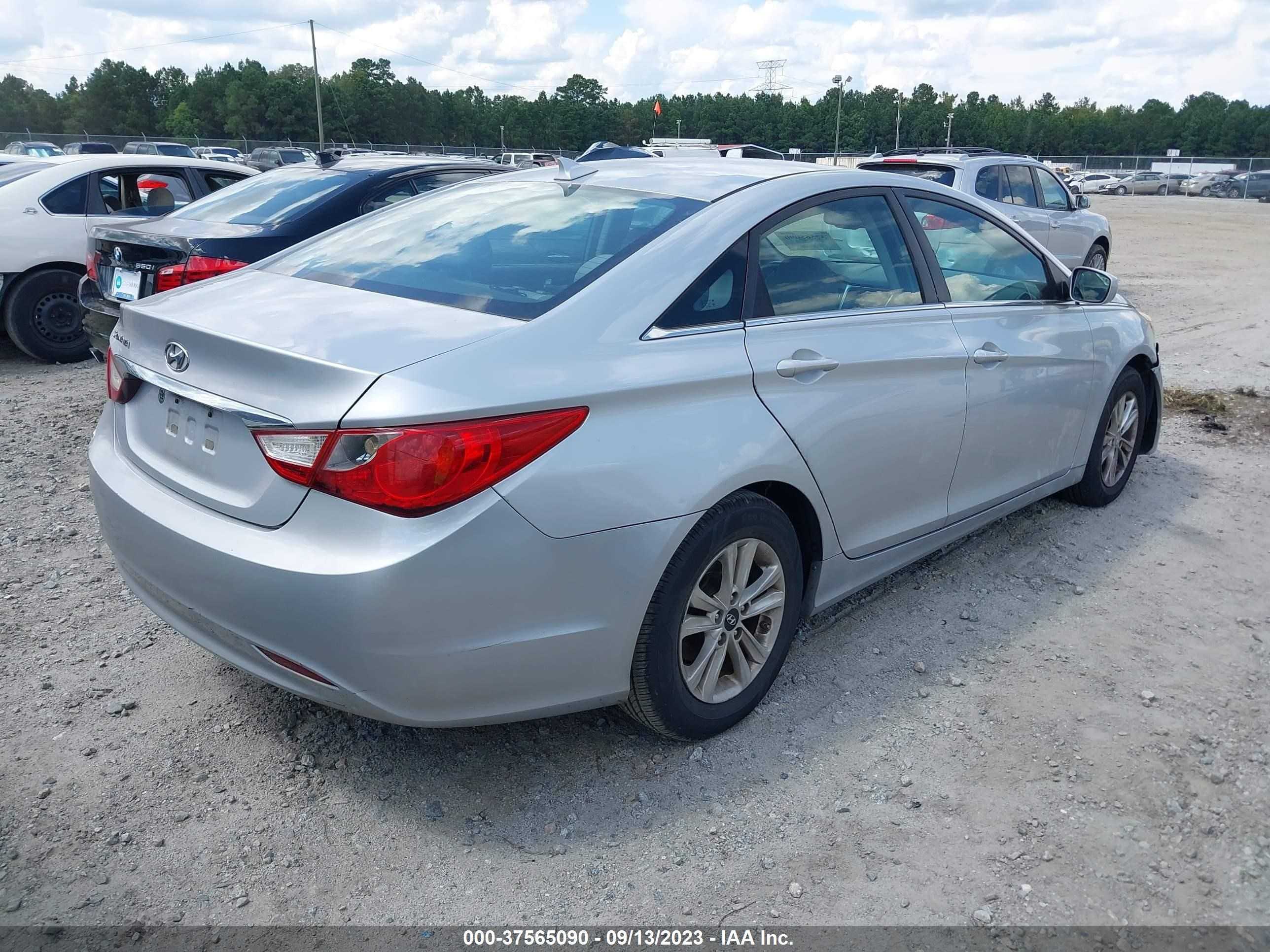 Photo 3 VIN: 5NPEB4AC9DH684135 - HYUNDAI SONATA 