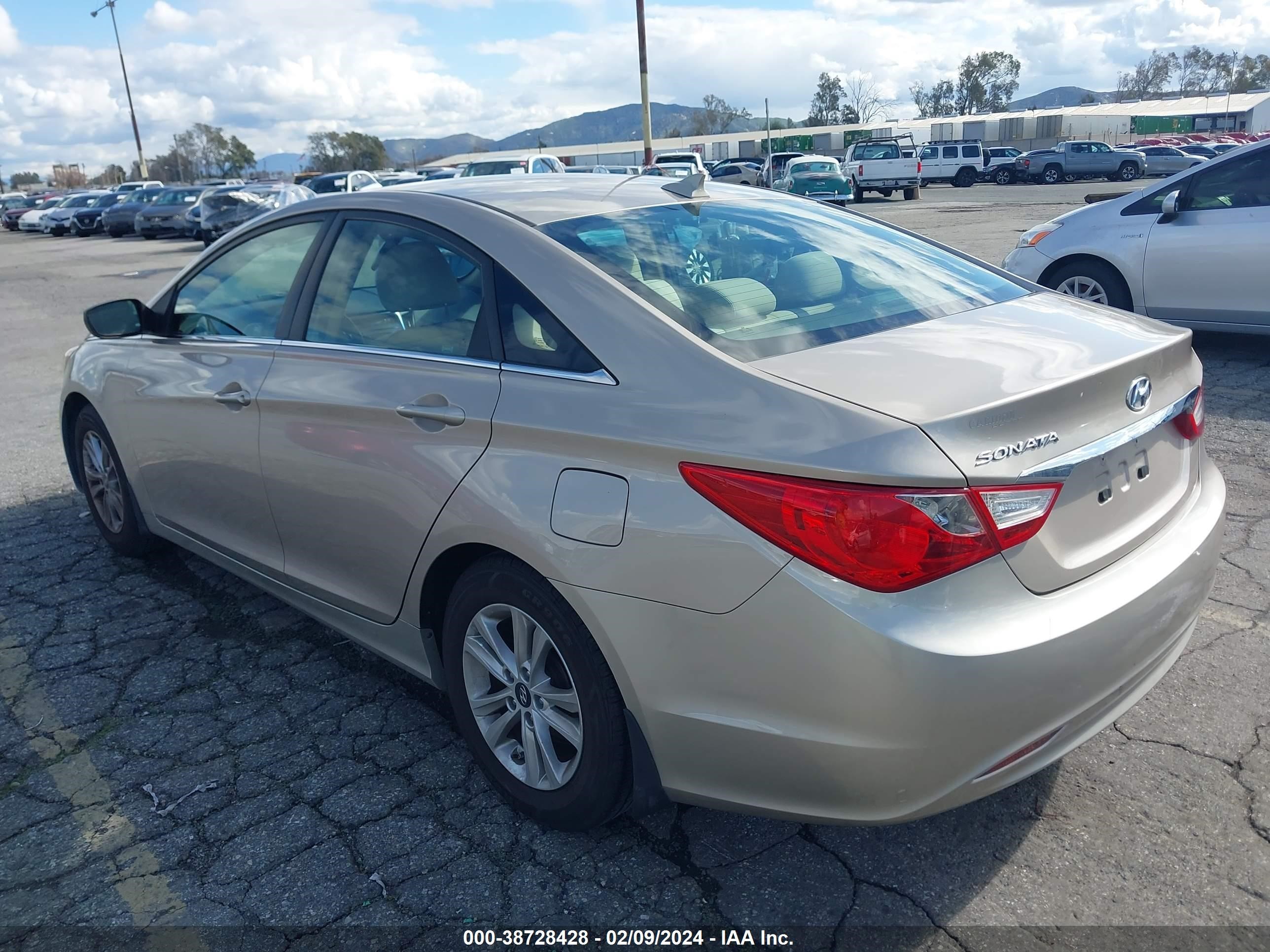 Photo 2 VIN: 5NPEB4ACXCH320496 - HYUNDAI SONATA 