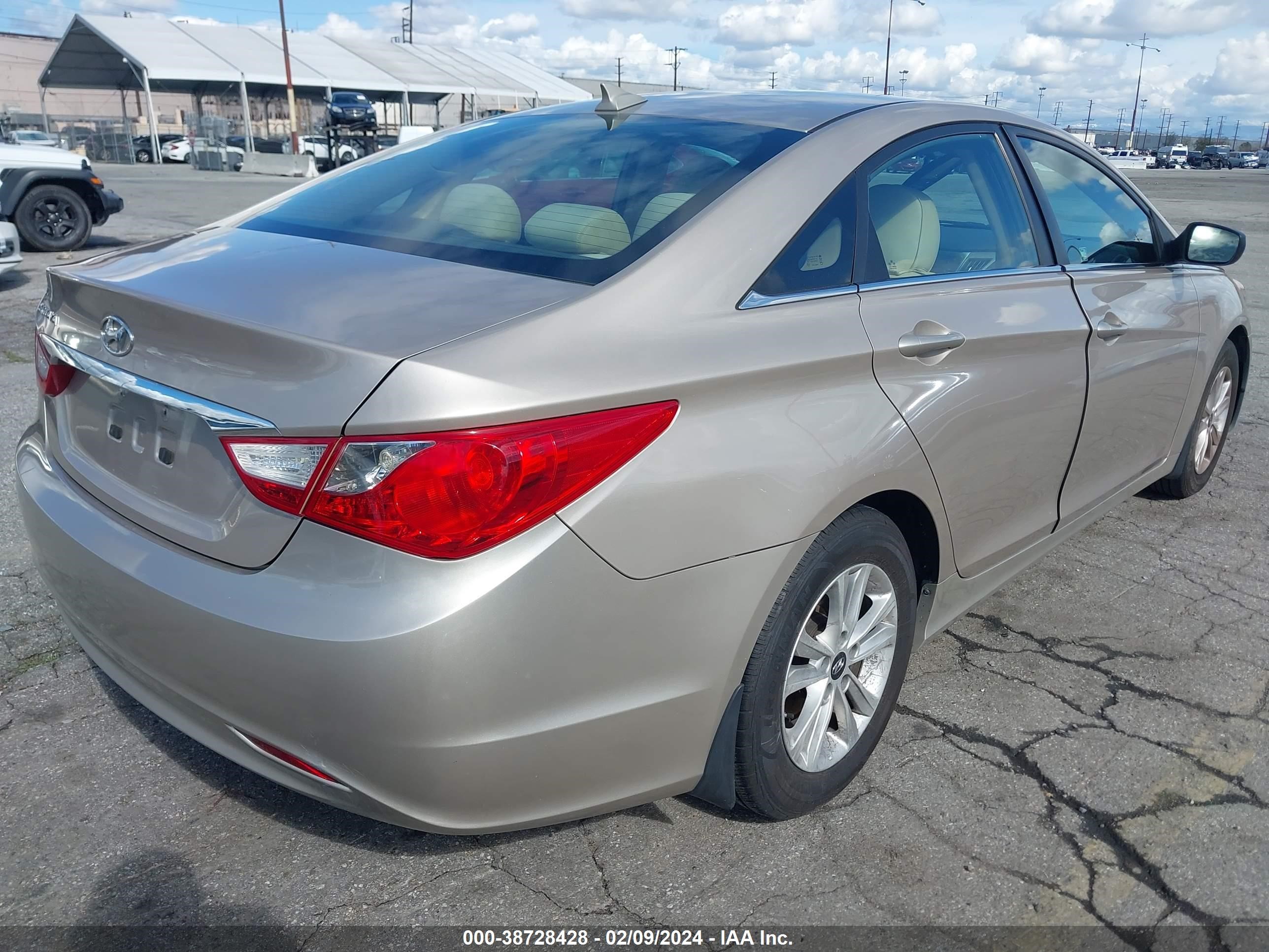 Photo 3 VIN: 5NPEB4ACXCH320496 - HYUNDAI SONATA 