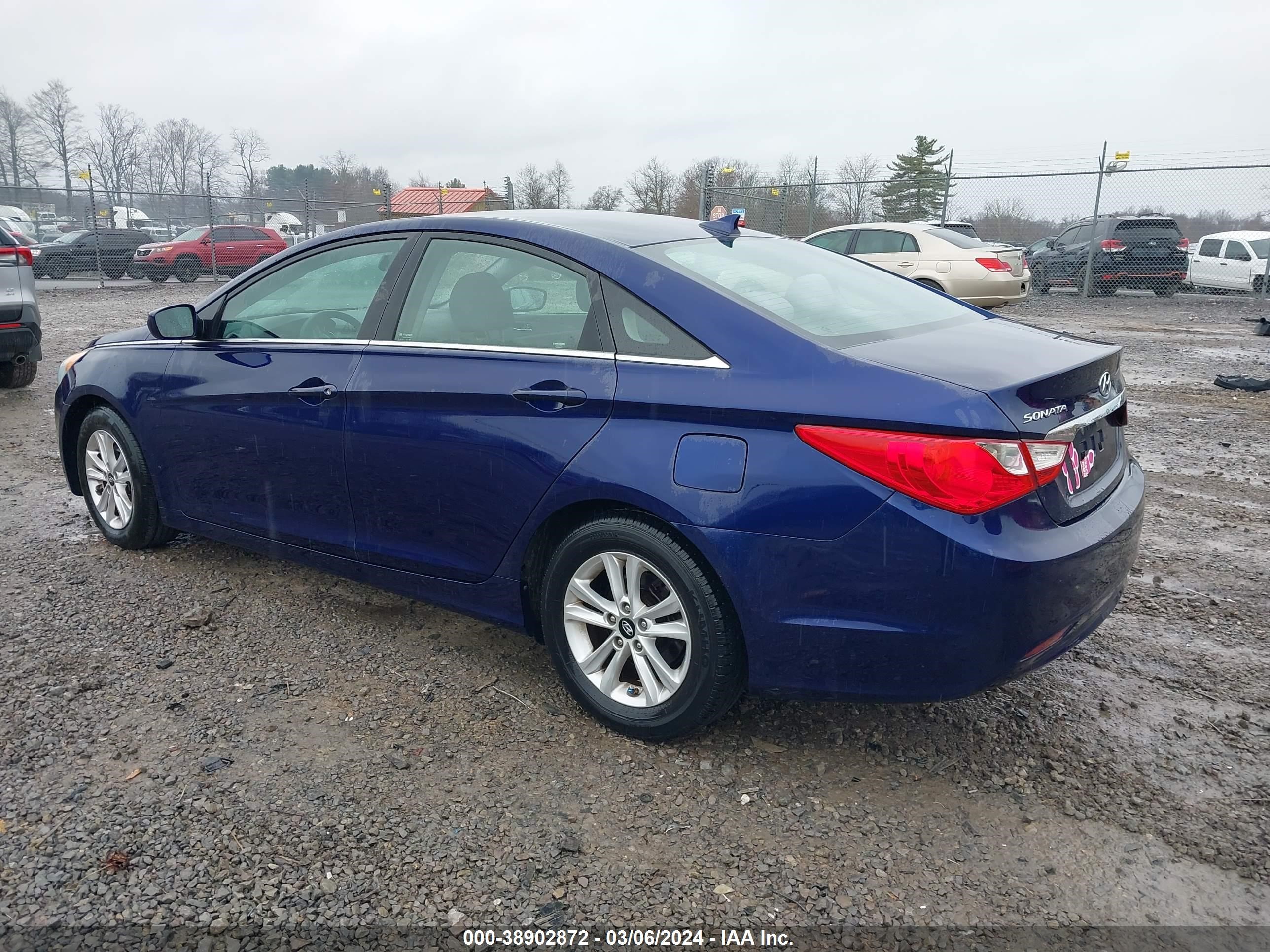 Photo 2 VIN: 5NPEB4ACXDH748635 - HYUNDAI SONATA 