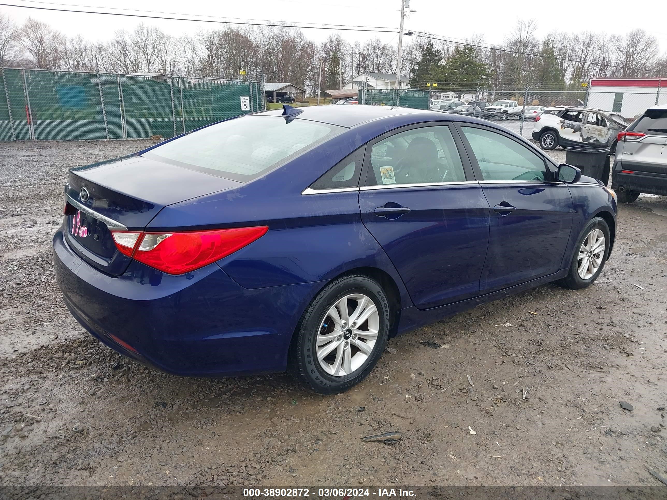 Photo 3 VIN: 5NPEB4ACXDH748635 - HYUNDAI SONATA 