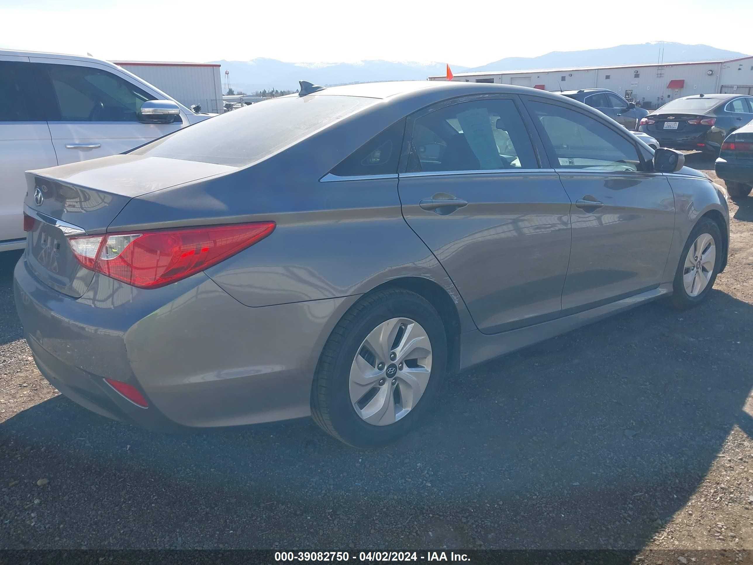 Photo 3 VIN: 5NPEB4ACXEH823447 - HYUNDAI SONATA 