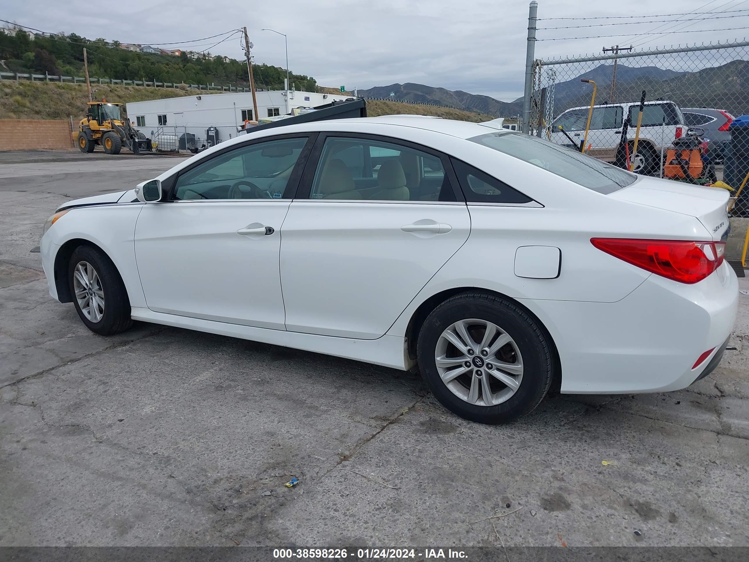 Photo 2 VIN: 5NPEB4ACXEH870803 - HYUNDAI SONATA 