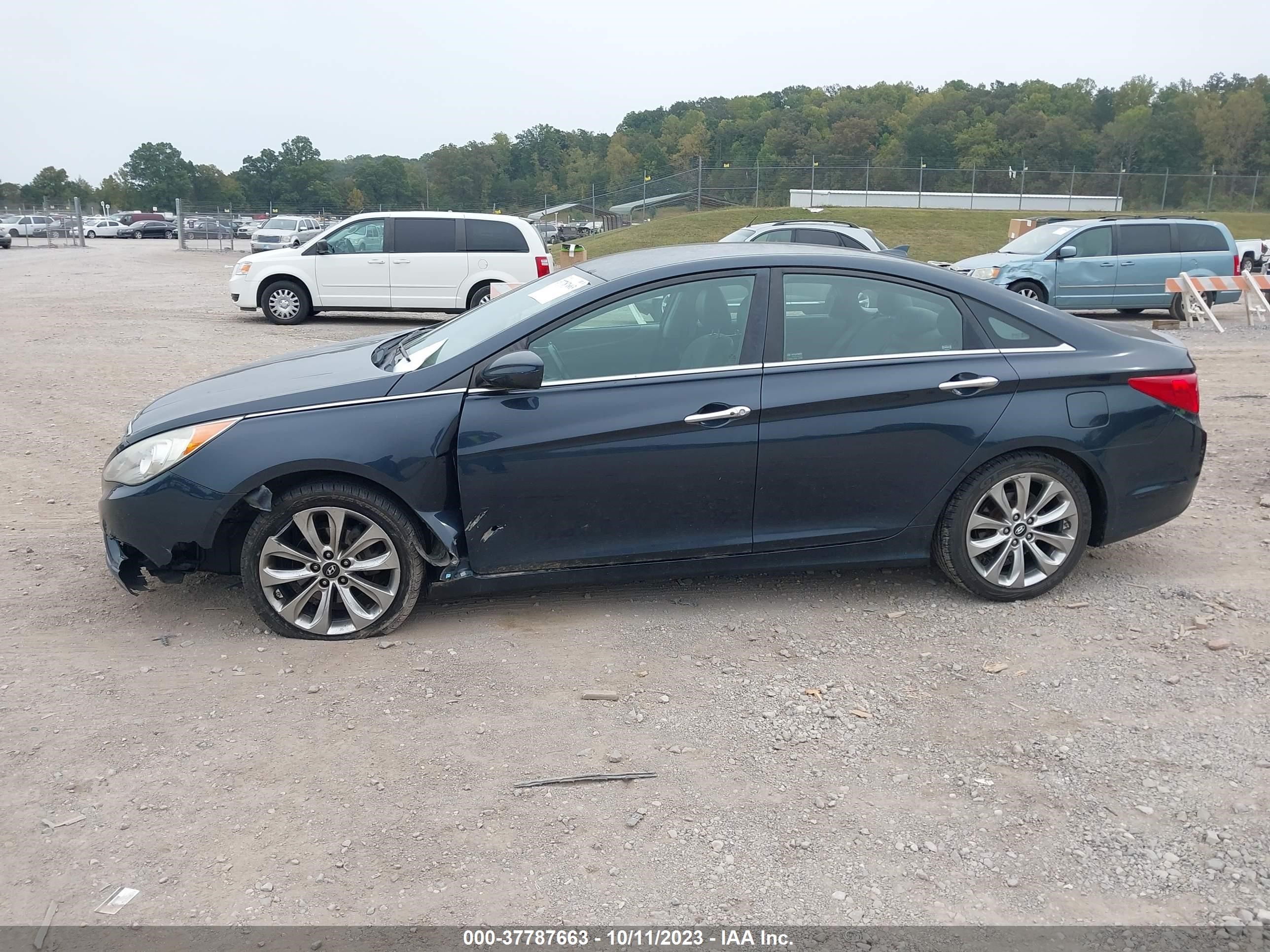 Photo 11 VIN: 5NPEC4AB2CH387937 - HYUNDAI SONATA 