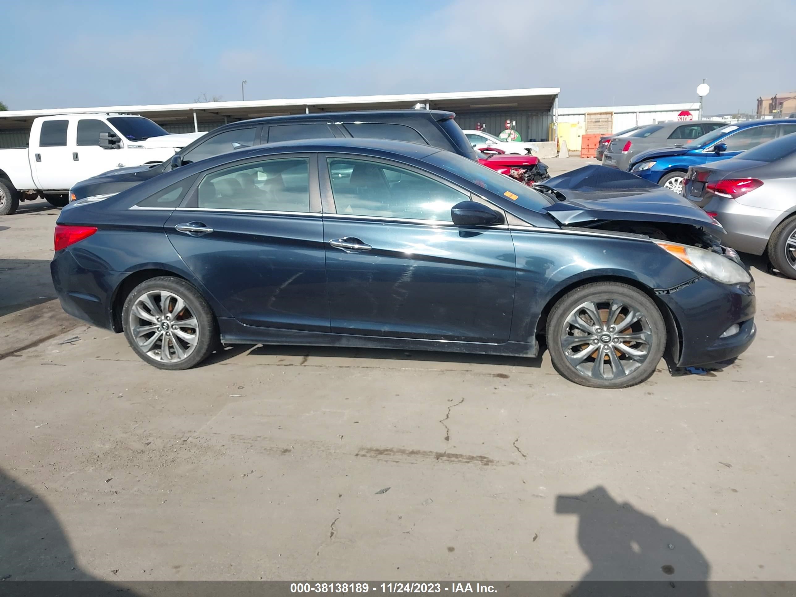 Photo 13 VIN: 5NPEC4AB5BH268200 - HYUNDAI SONATA 