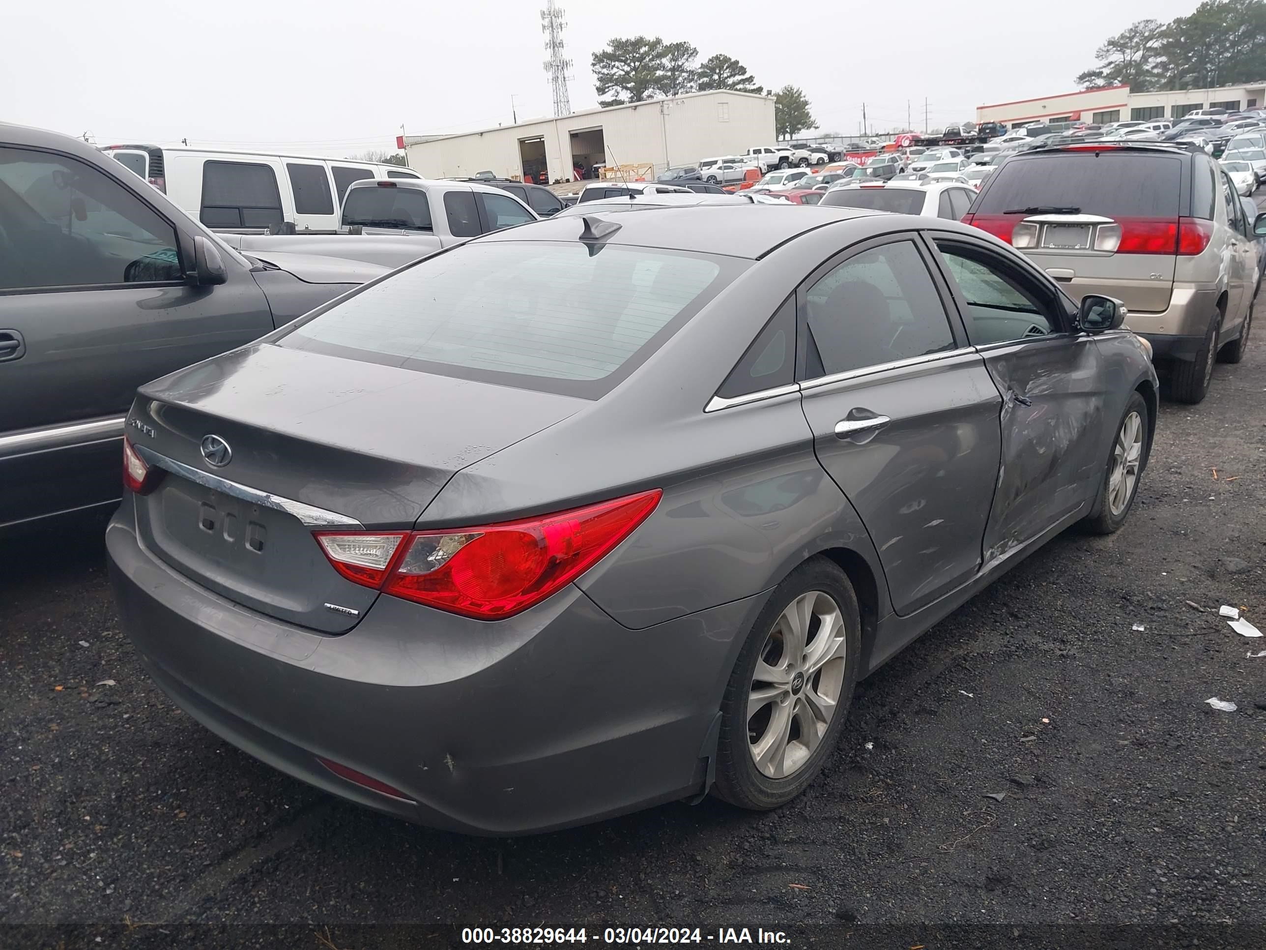 Photo 3 VIN: 5NPEC4AC0DH800562 - HYUNDAI SONATA 