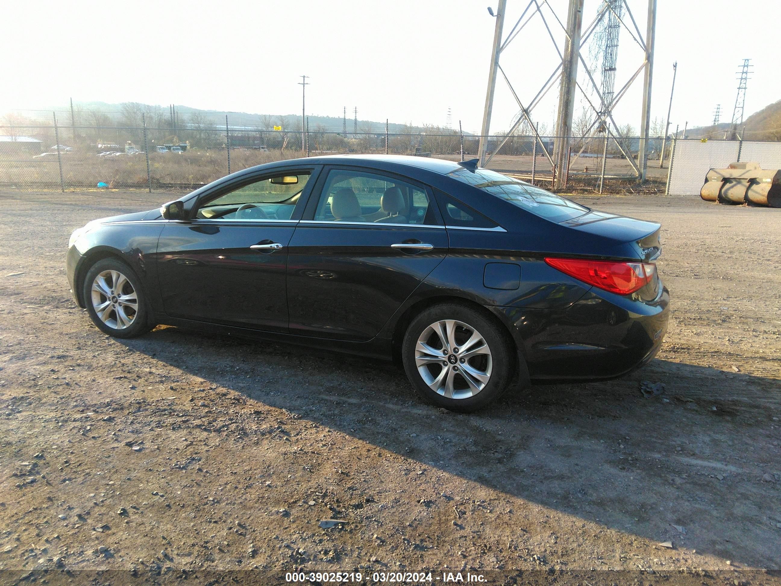 Photo 2 VIN: 5NPEC4AC1DH570742 - HYUNDAI SONATA 