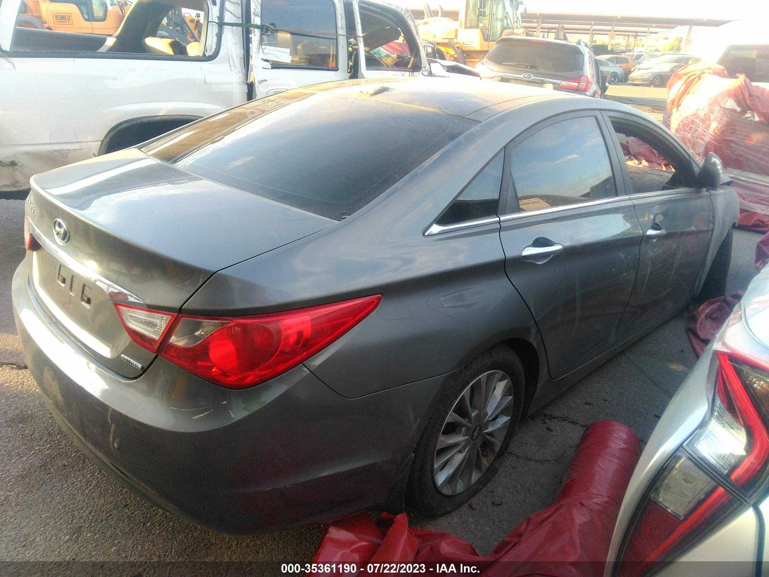 Photo 3 VIN: 5NPEC4AC2CH447031 - HYUNDAI SONATA 