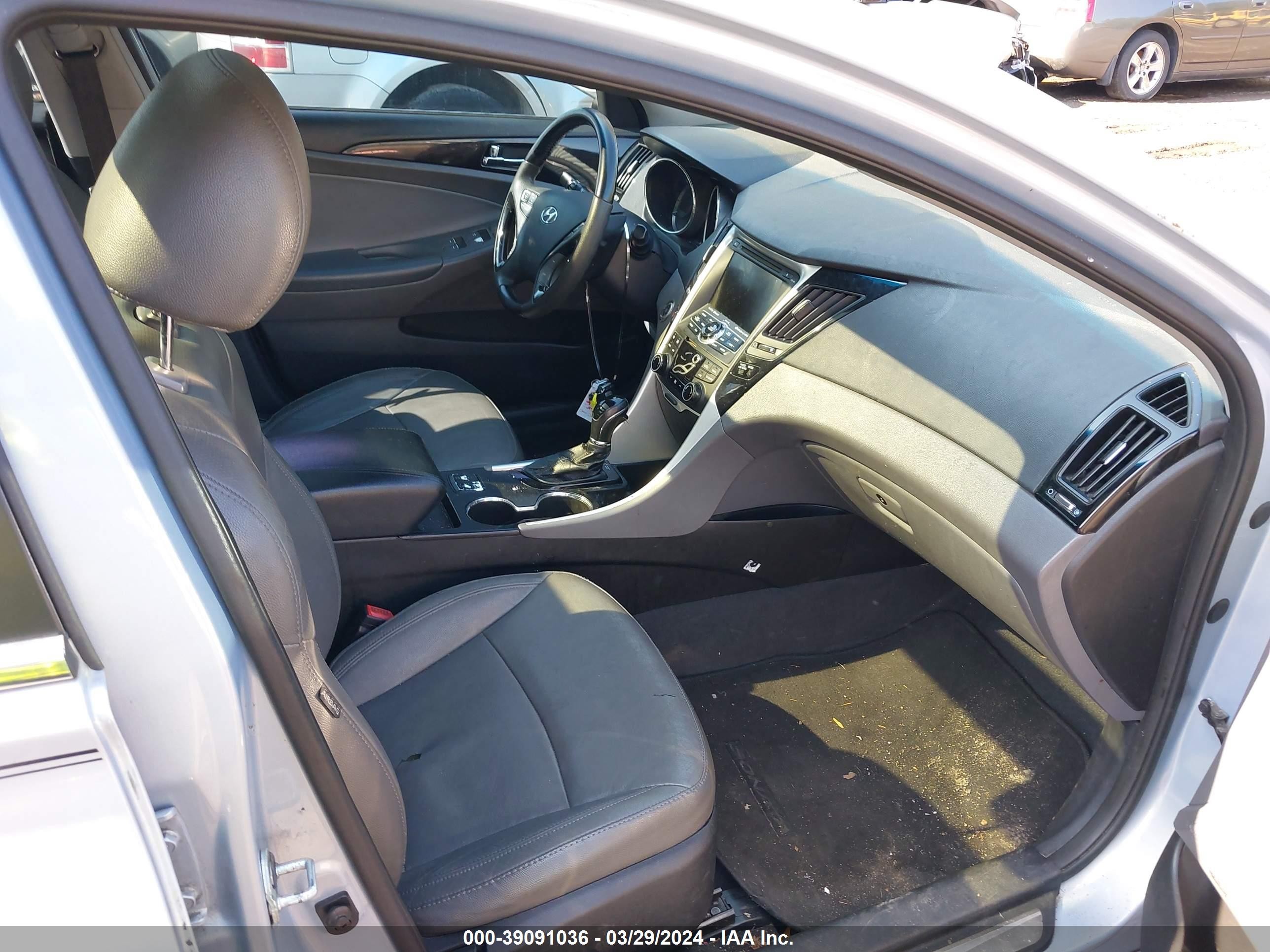 Photo 4 VIN: 5NPEC4AC2CH498786 - HYUNDAI SONATA 