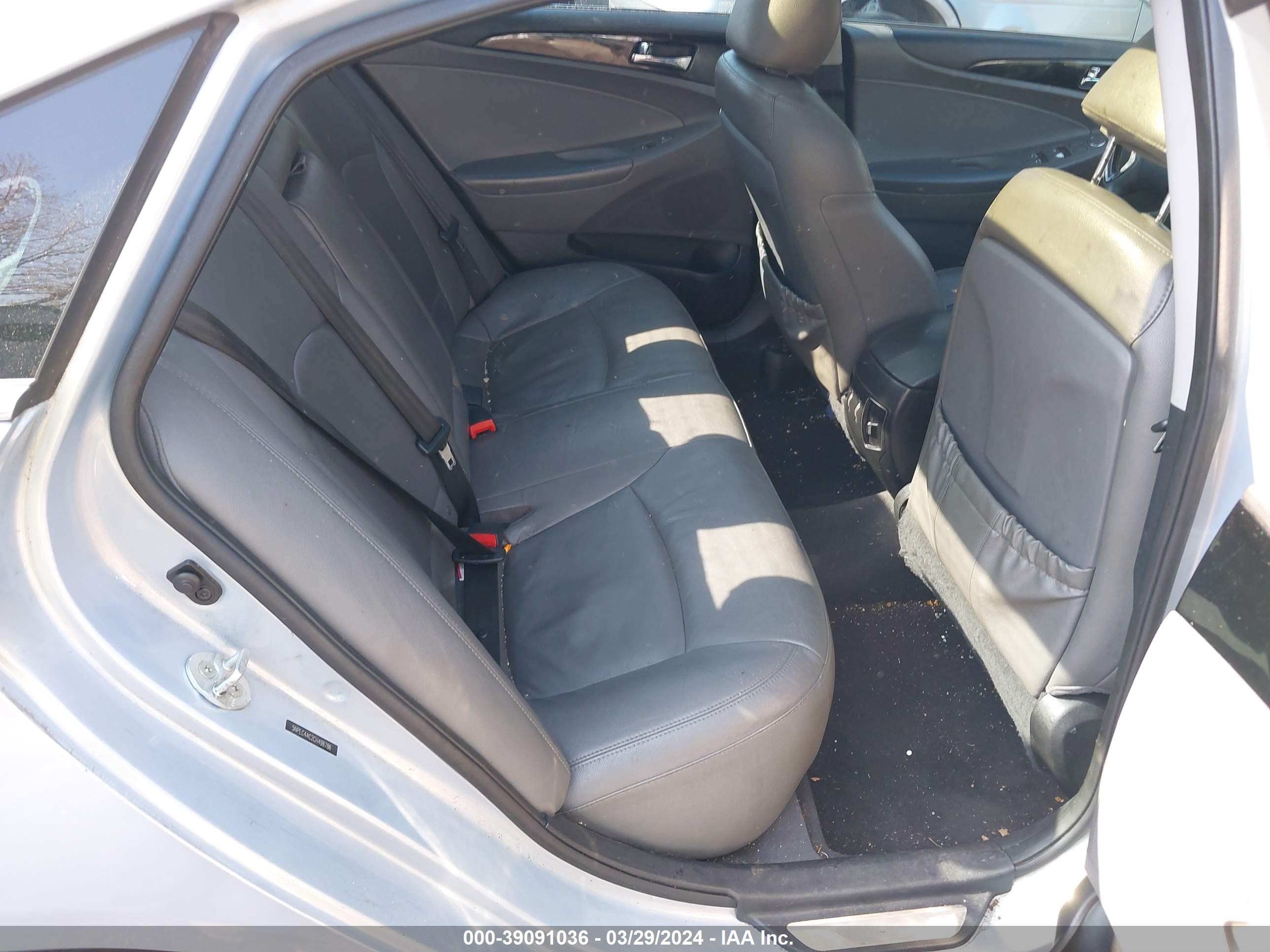 Photo 7 VIN: 5NPEC4AC2CH498786 - HYUNDAI SONATA 