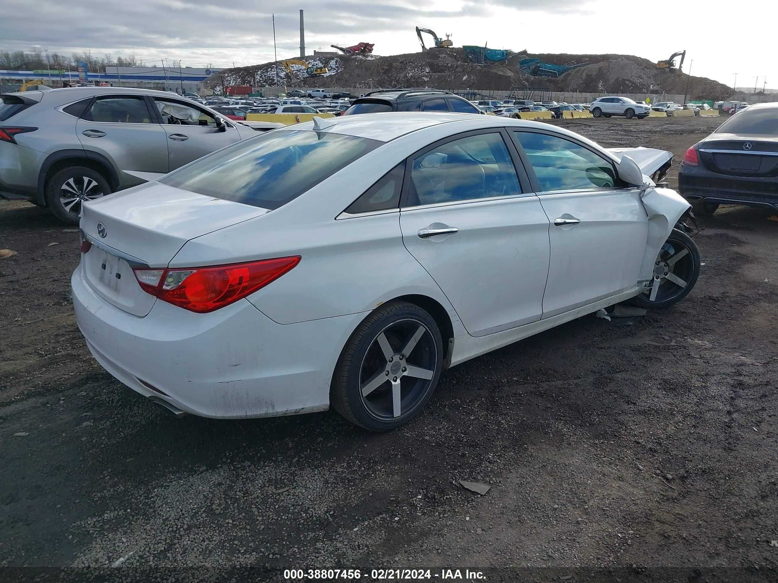 Photo 3 VIN: 5NPEC4AC3BH195109 - HYUNDAI SONATA 