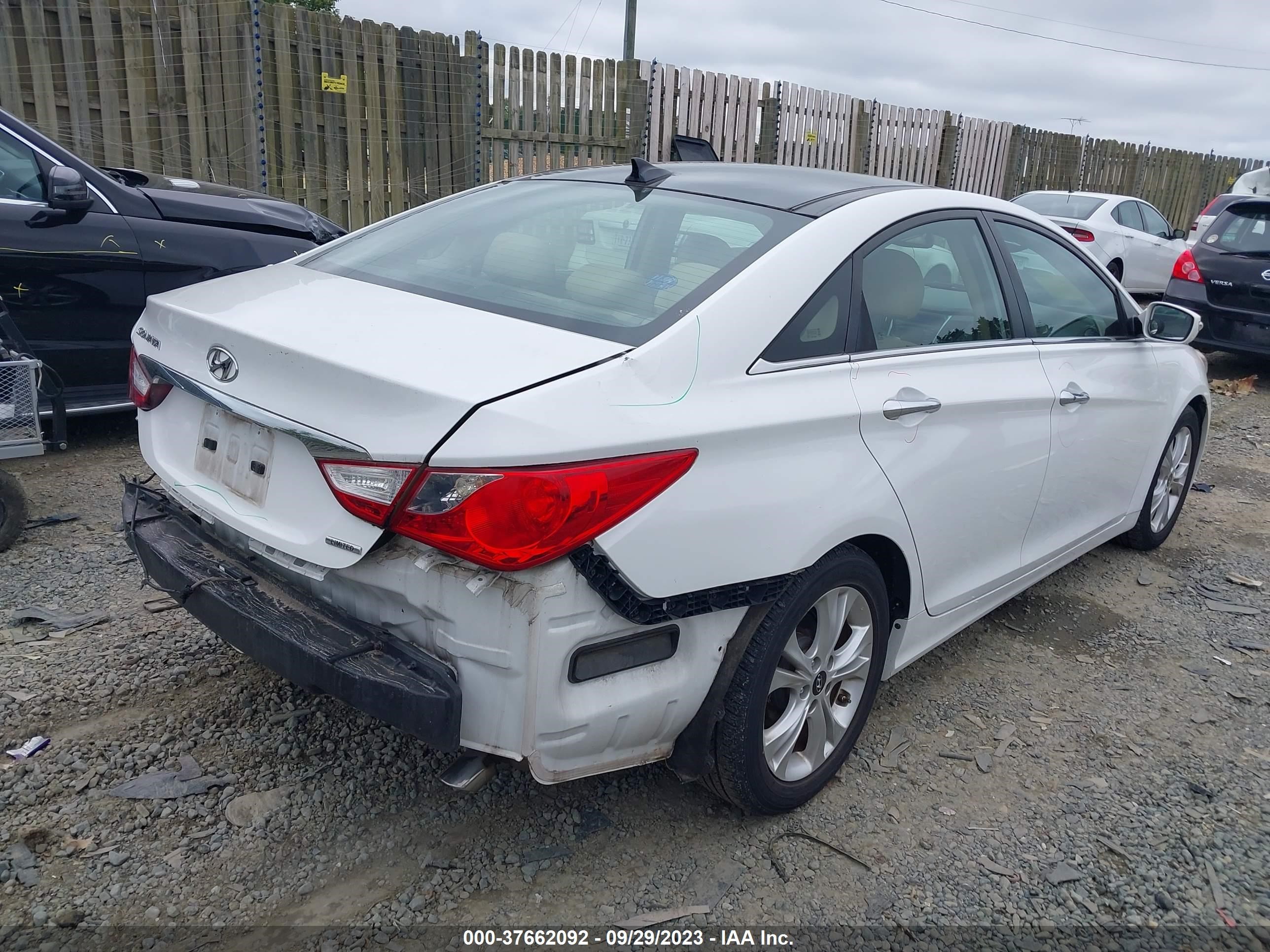 Photo 3 VIN: 5NPEC4AC3CH392301 - HYUNDAI SONATA 