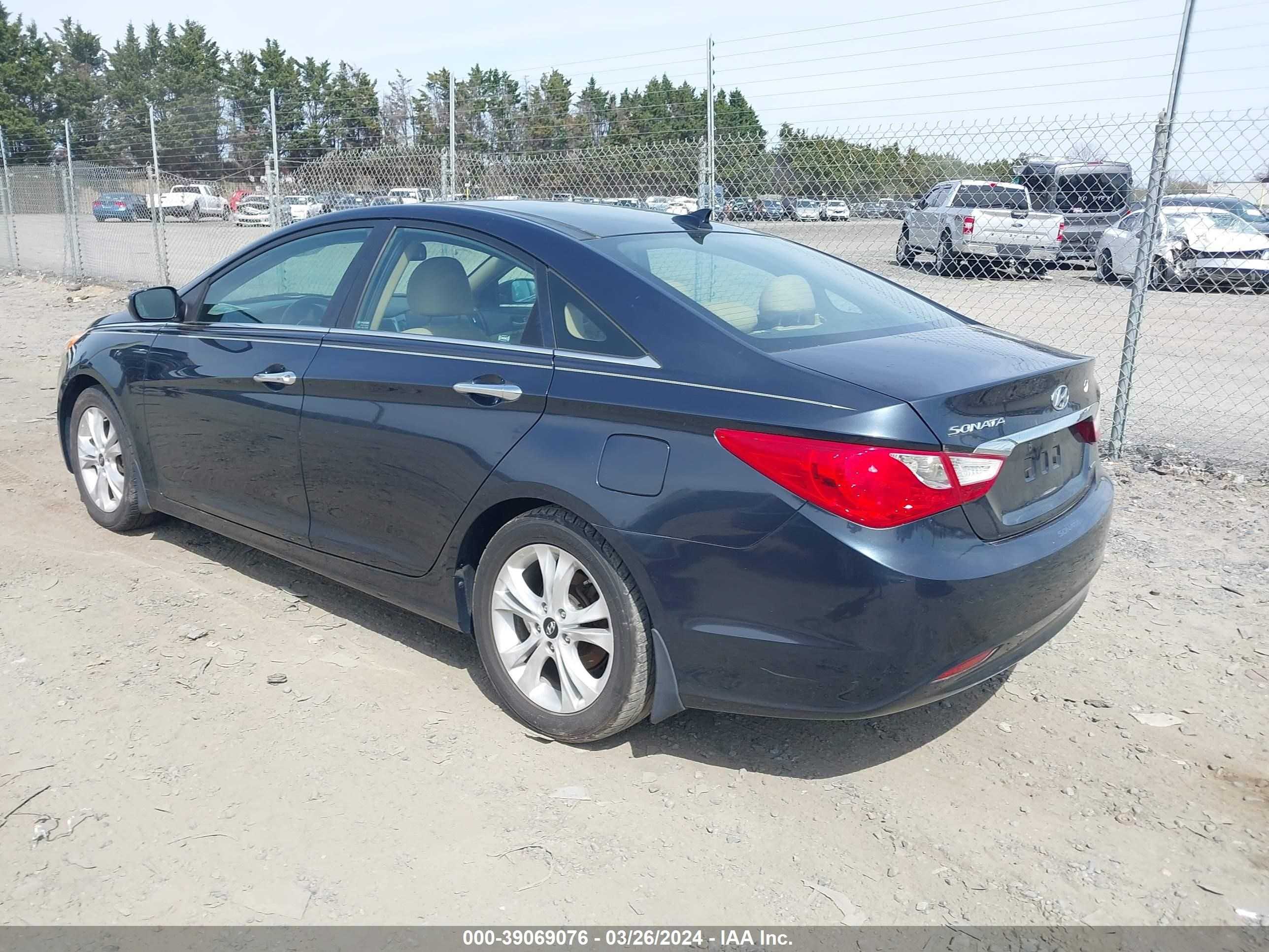 Photo 2 VIN: 5NPEC4AC4CH335749 - HYUNDAI SONATA 