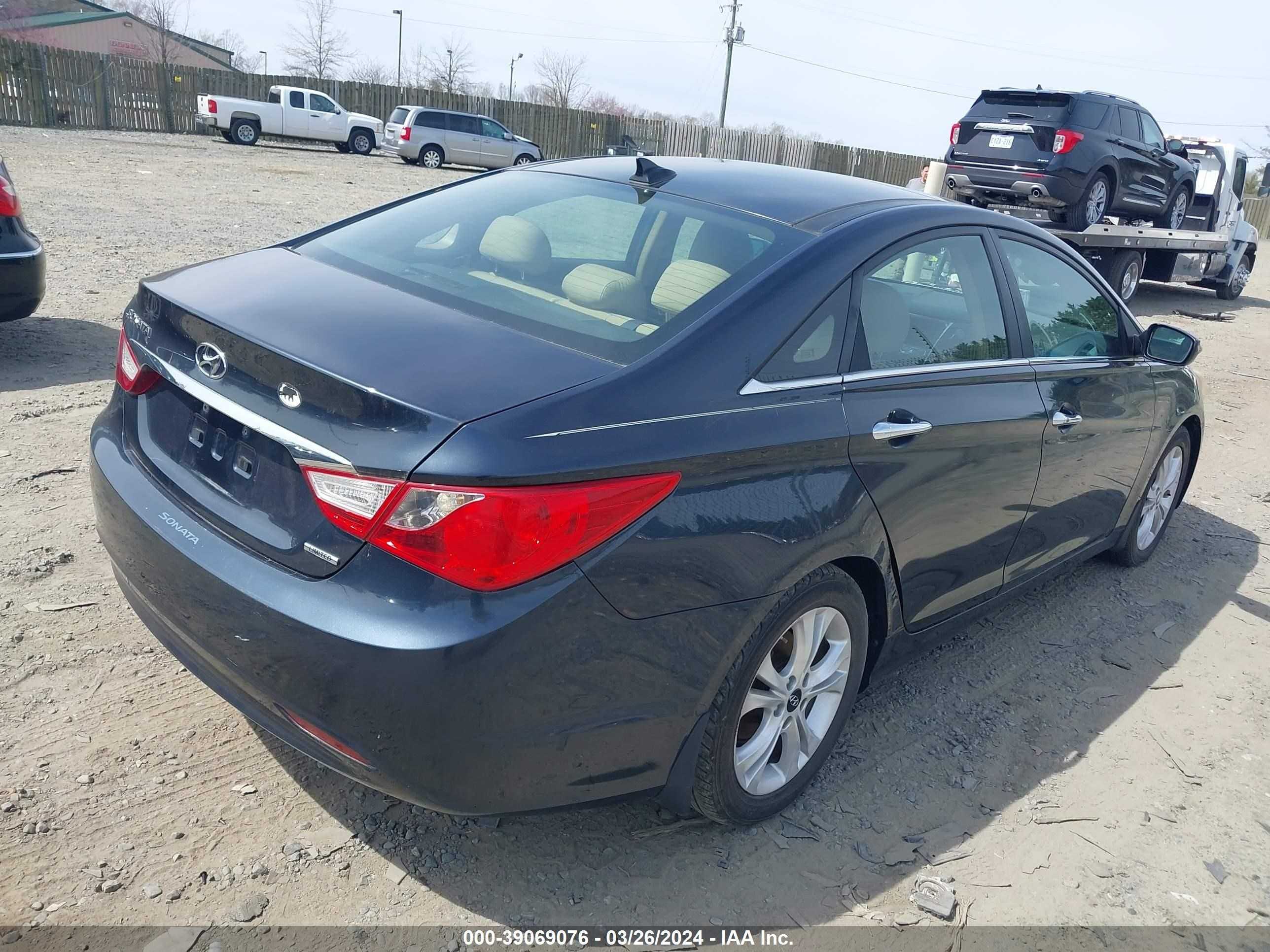 Photo 3 VIN: 5NPEC4AC4CH335749 - HYUNDAI SONATA 