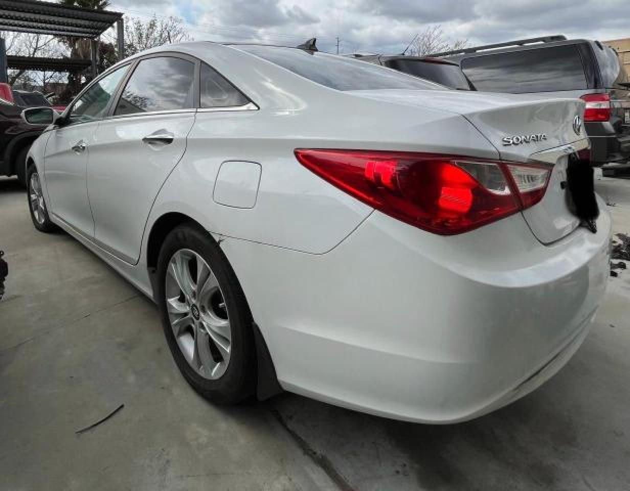 Photo 2 VIN: 5NPEC4AC5CH422401 - HYUNDAI SONATA 