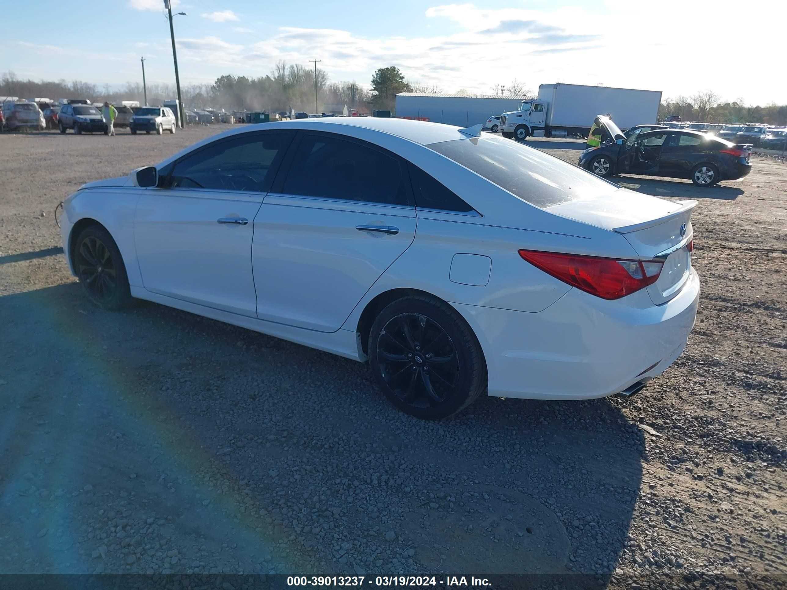 Photo 2 VIN: 5NPEC4AC6BH217619 - HYUNDAI SONATA 