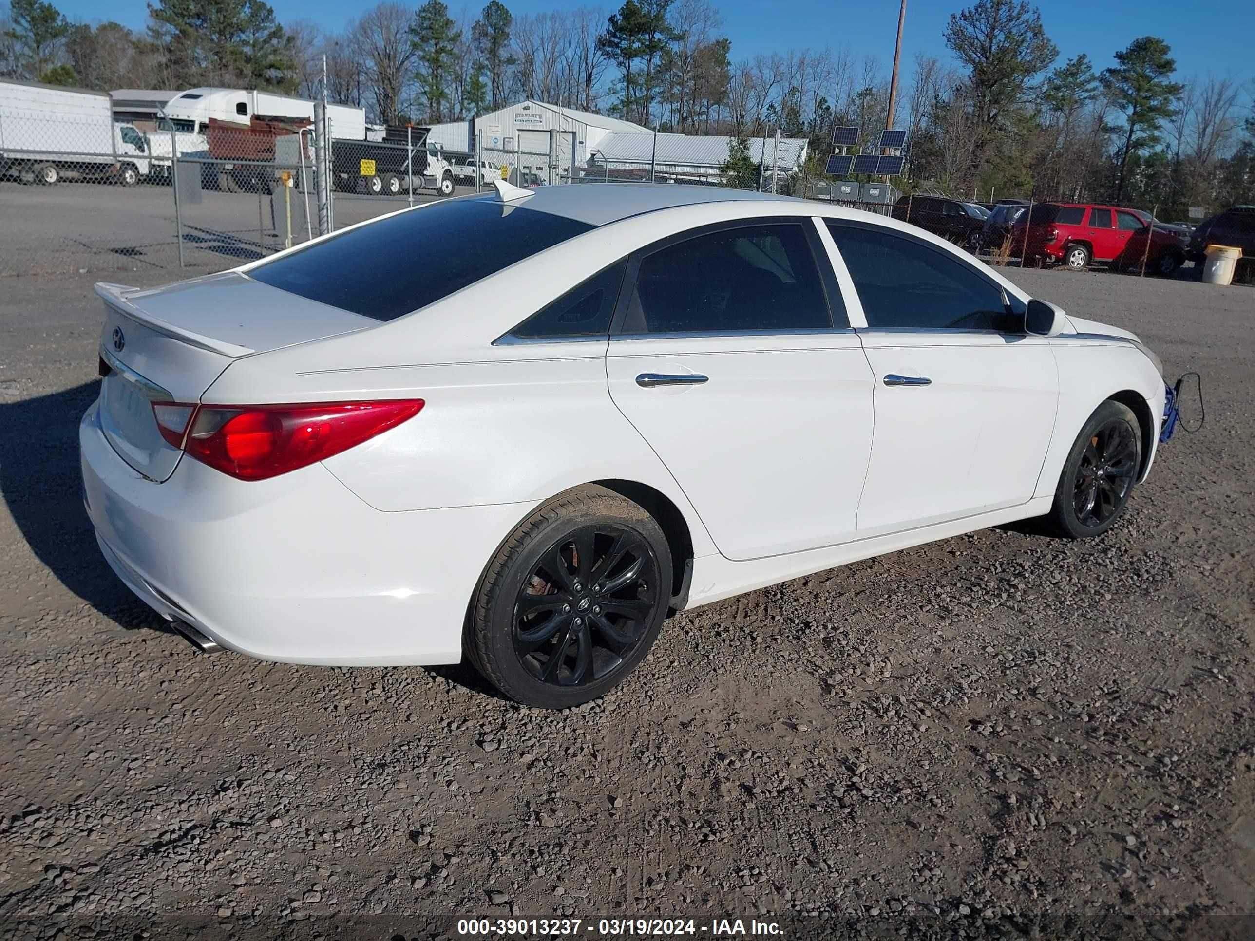 Photo 3 VIN: 5NPEC4AC6BH217619 - HYUNDAI SONATA 