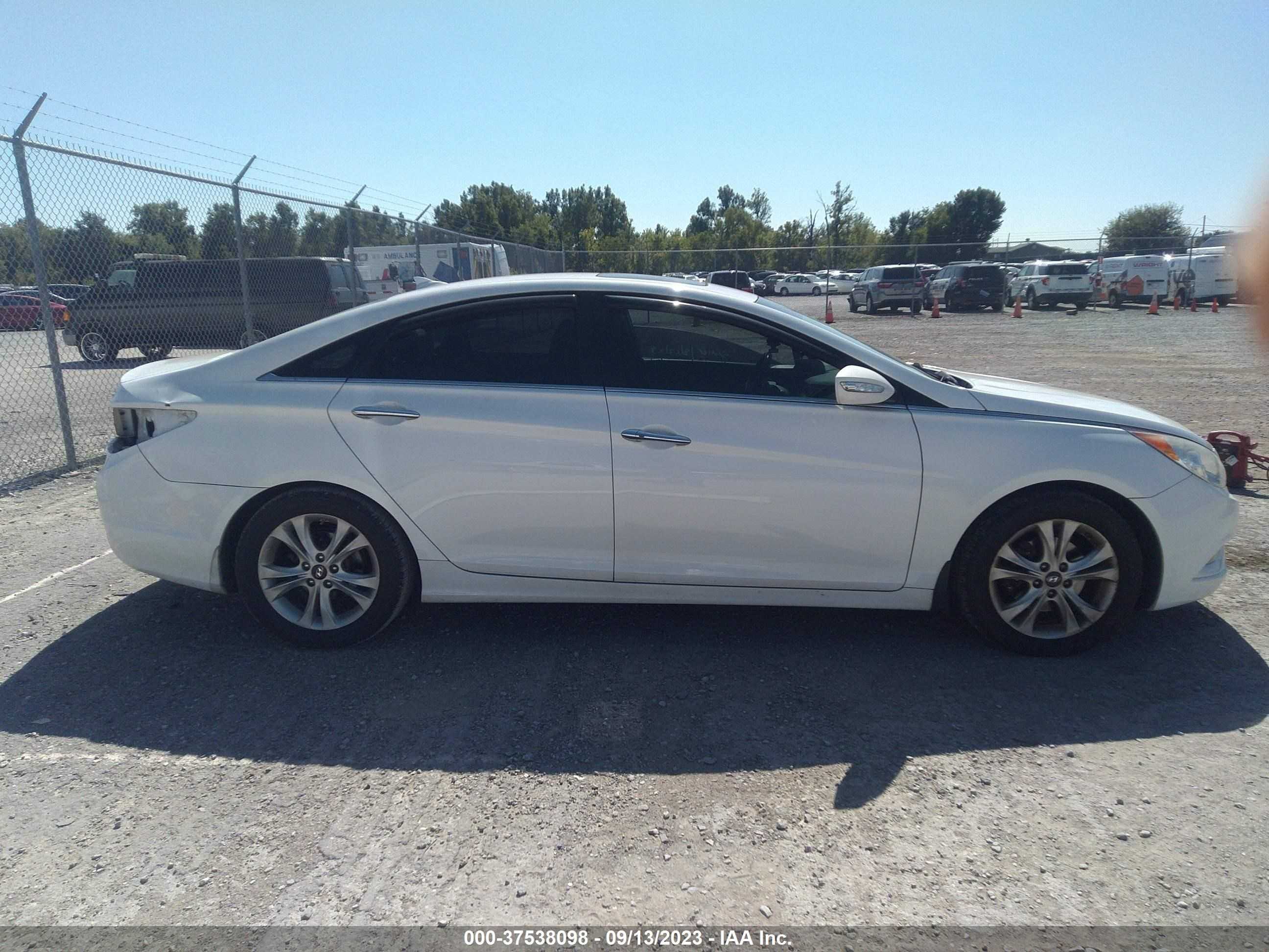 Photo 13 VIN: 5NPEC4AC6DH581171 - HYUNDAI SONATA 