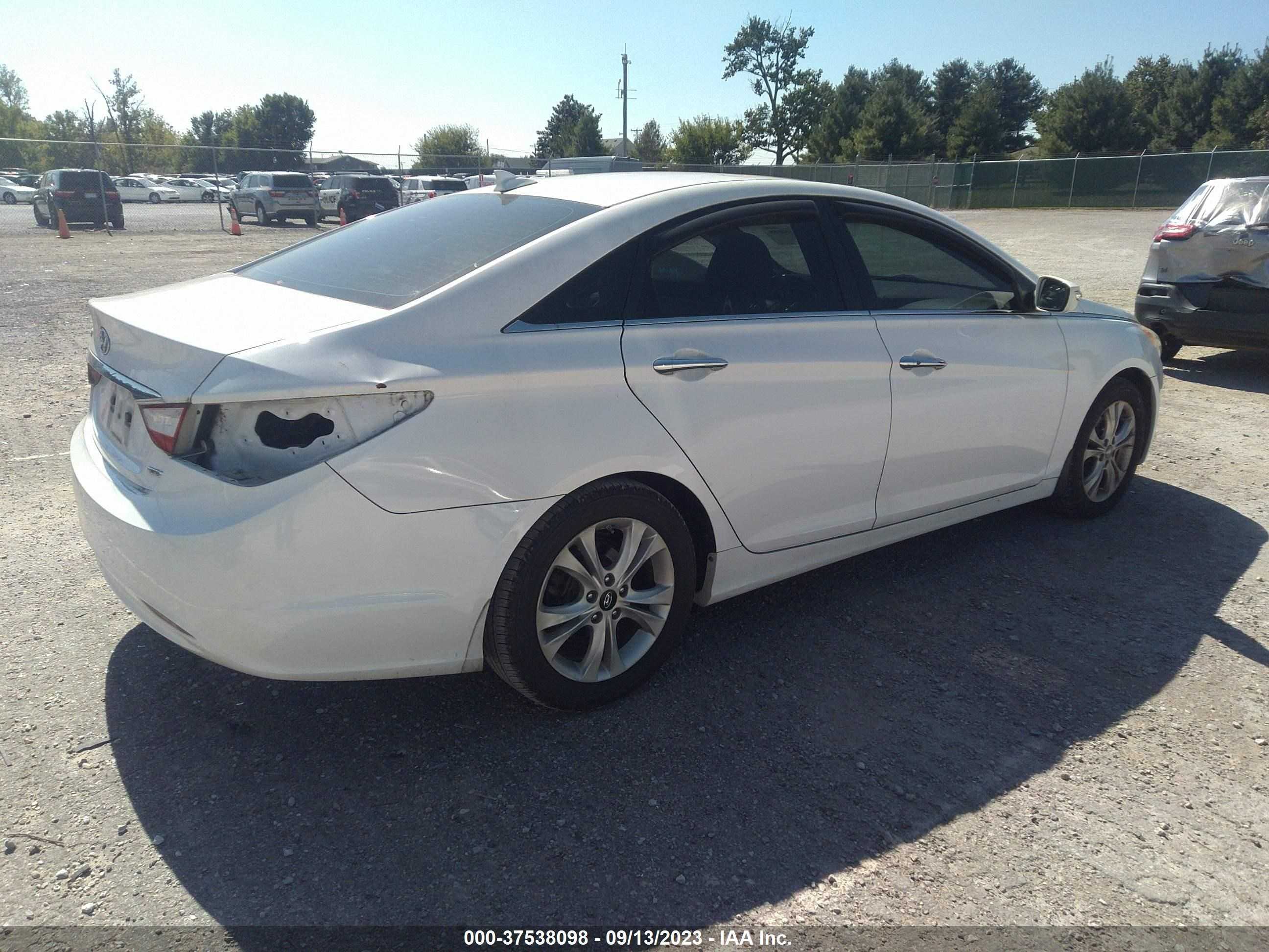 Photo 3 VIN: 5NPEC4AC6DH581171 - HYUNDAI SONATA 