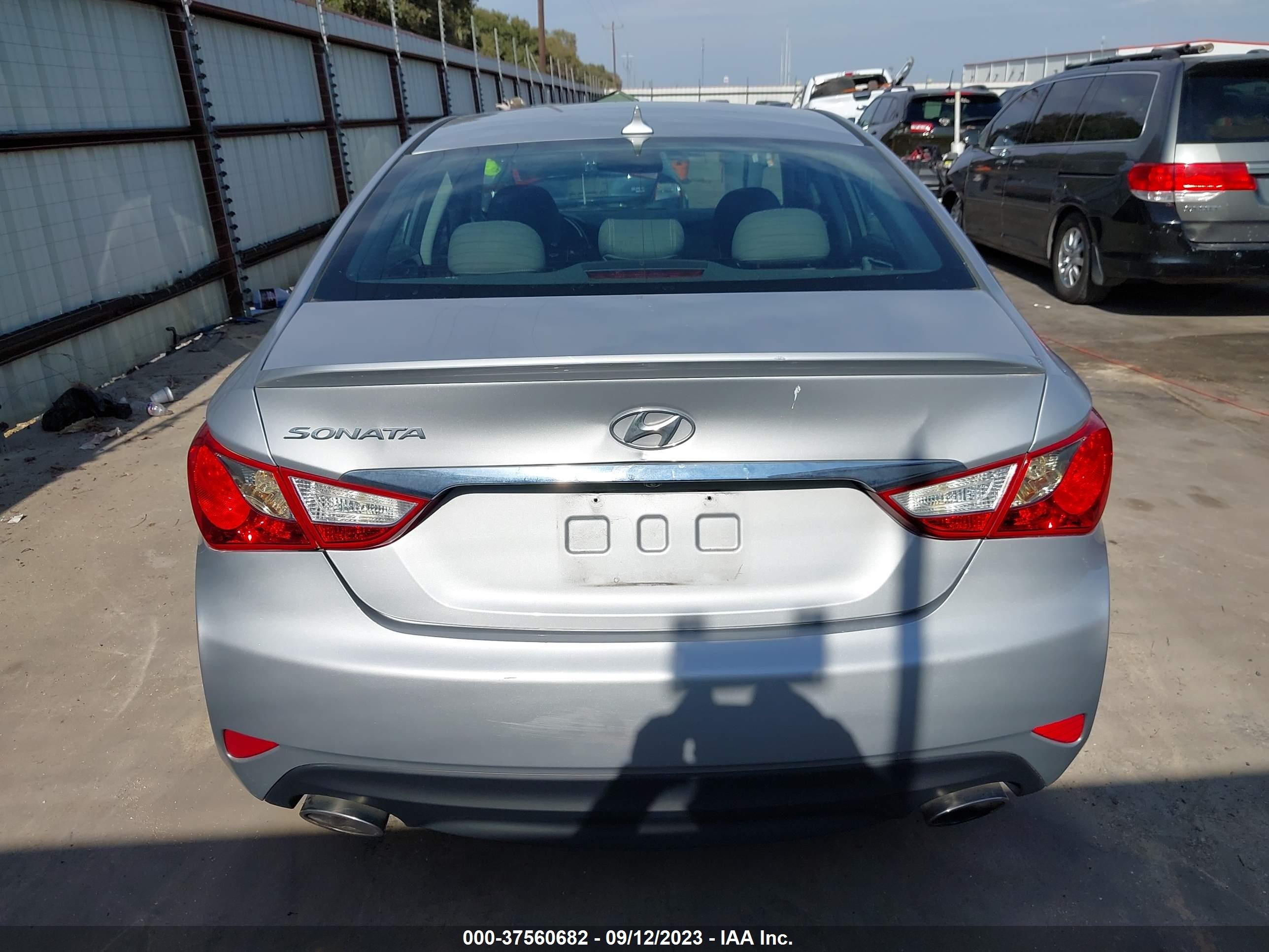 Photo 15 VIN: 5NPEC4AC7EH918500 - HYUNDAI SONATA 